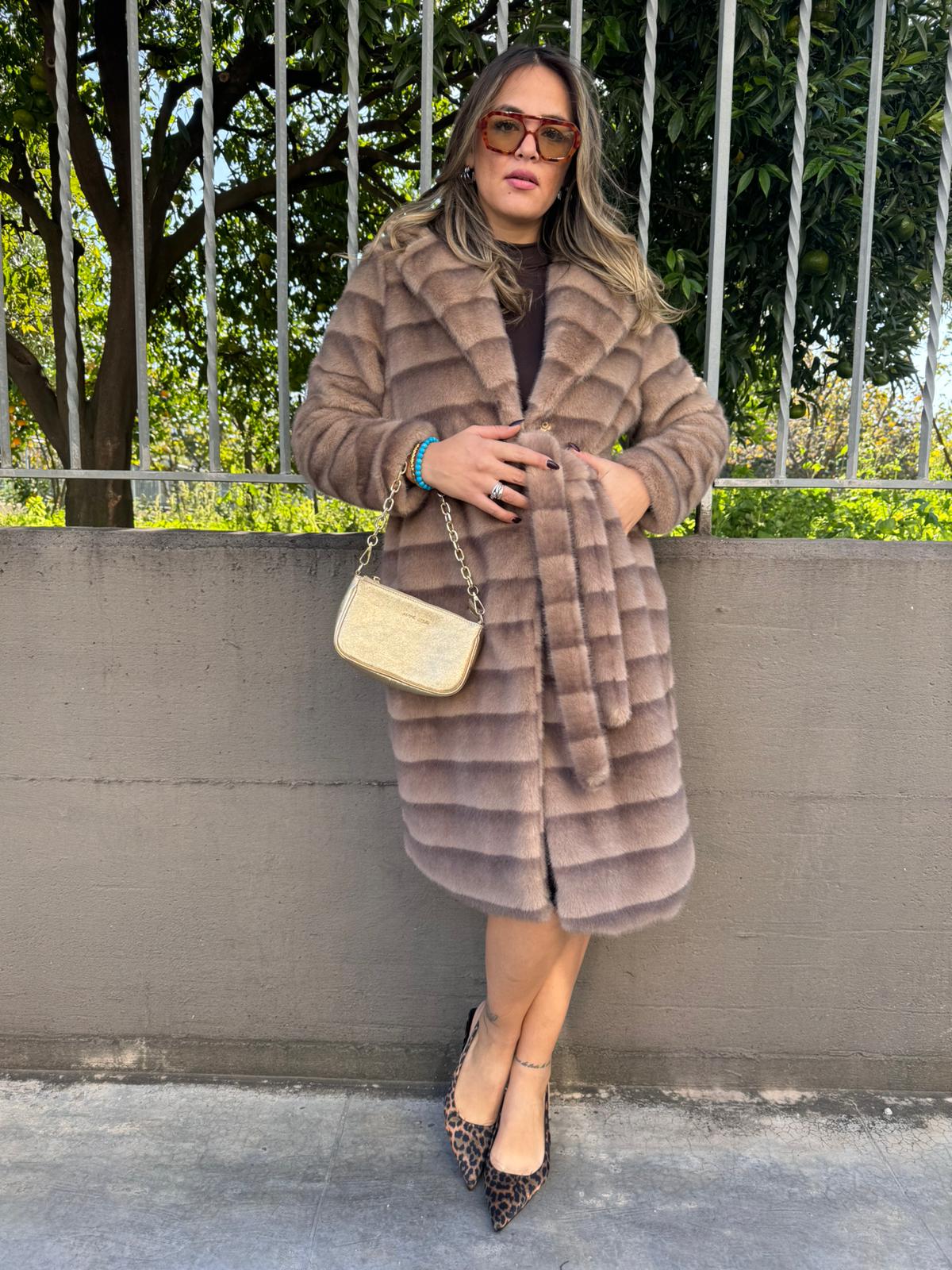 Pelliccia eco lunga con cintura