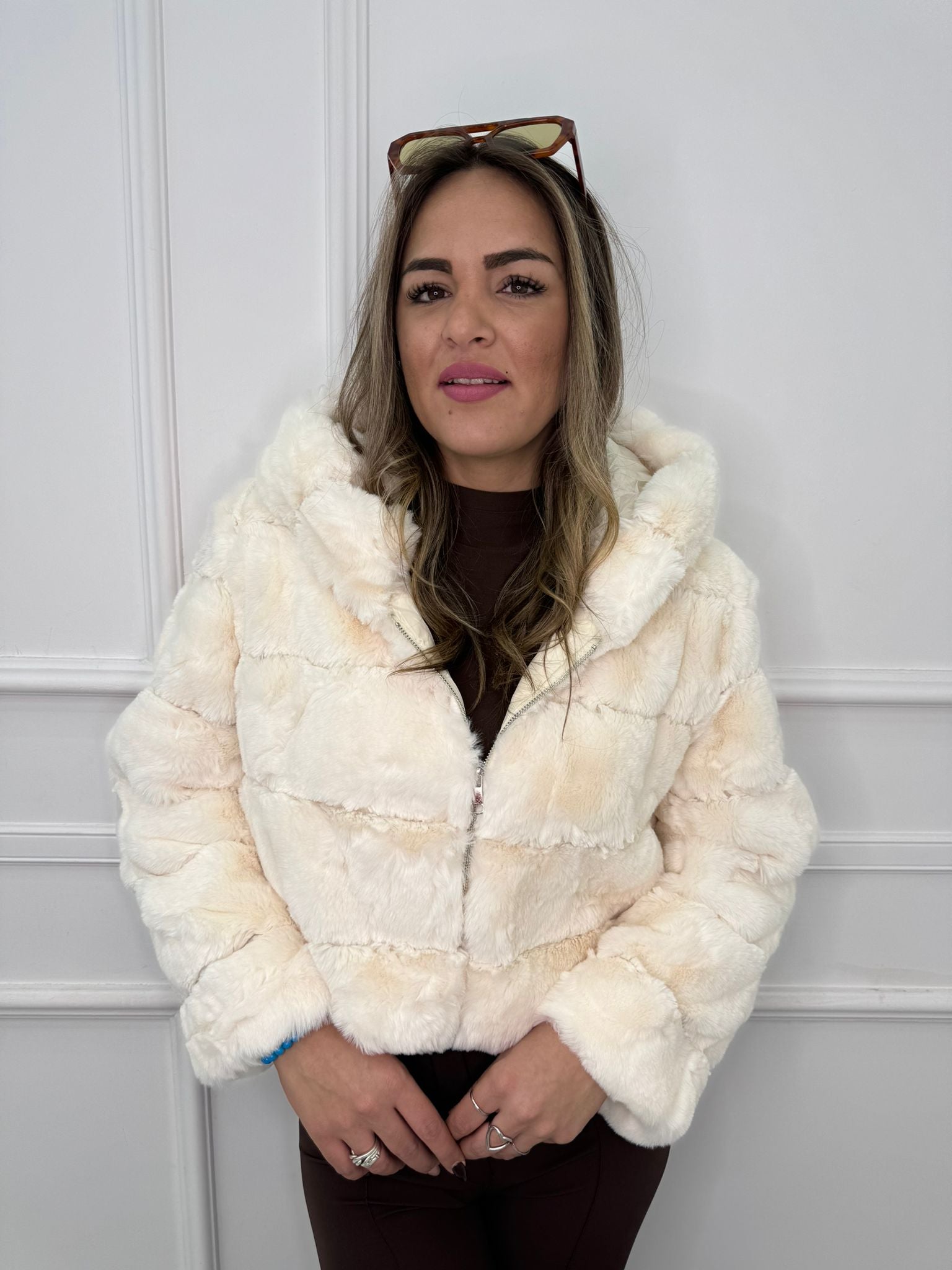 Pelliccia eco crop con cappuccio