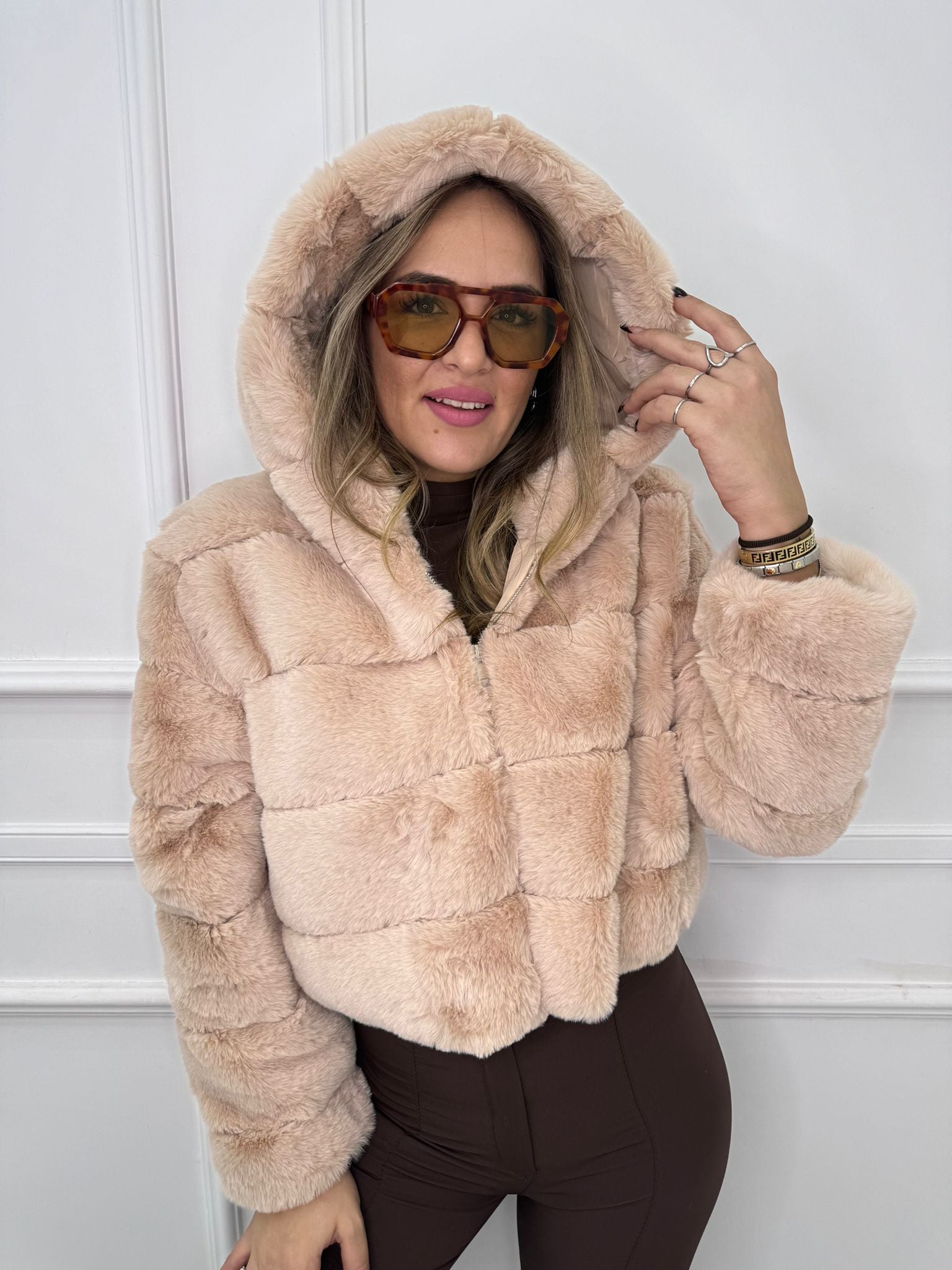 Pelliccia eco crop con cappuccio