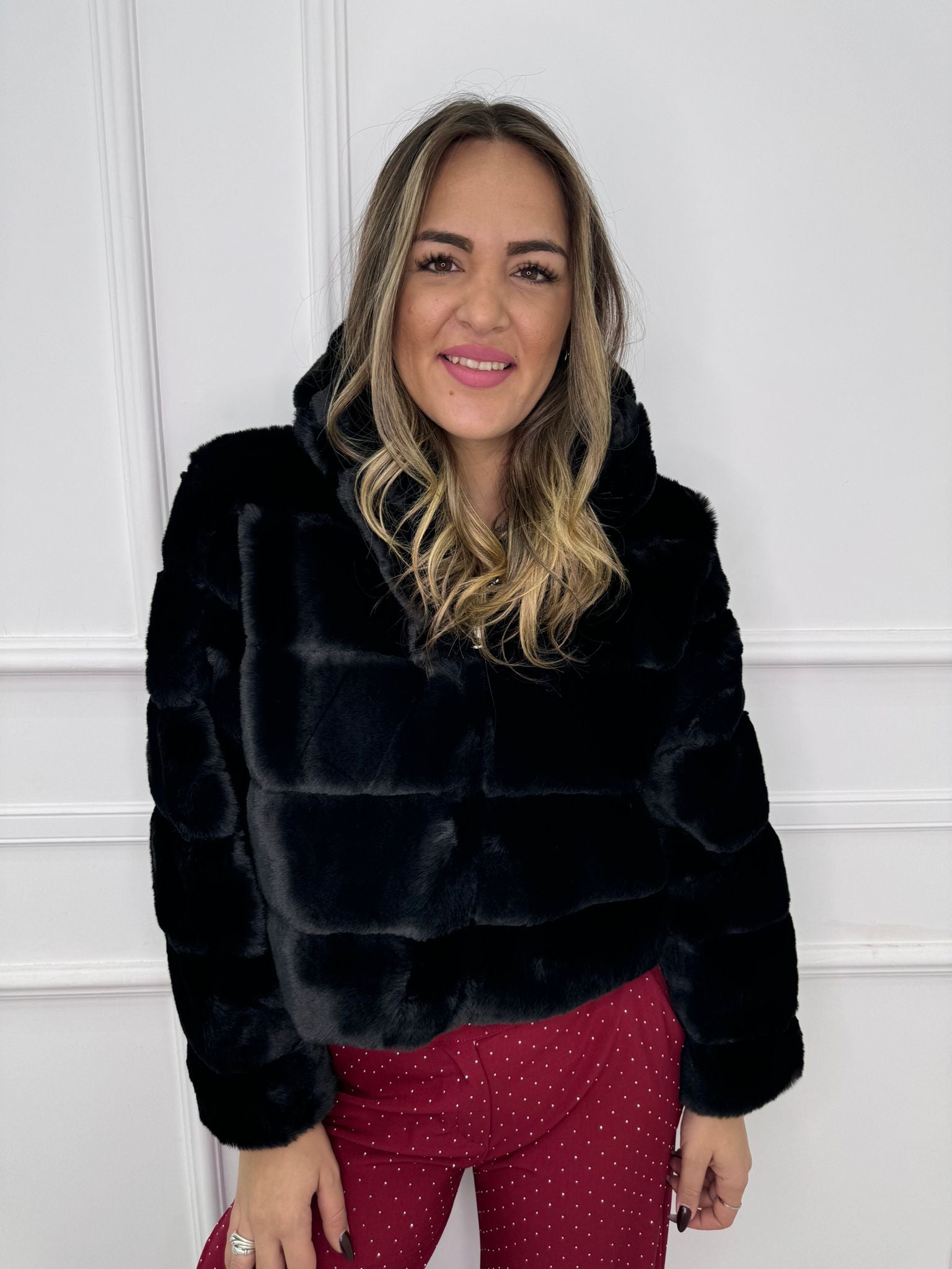 Pelliccia eco crop con cappuccio