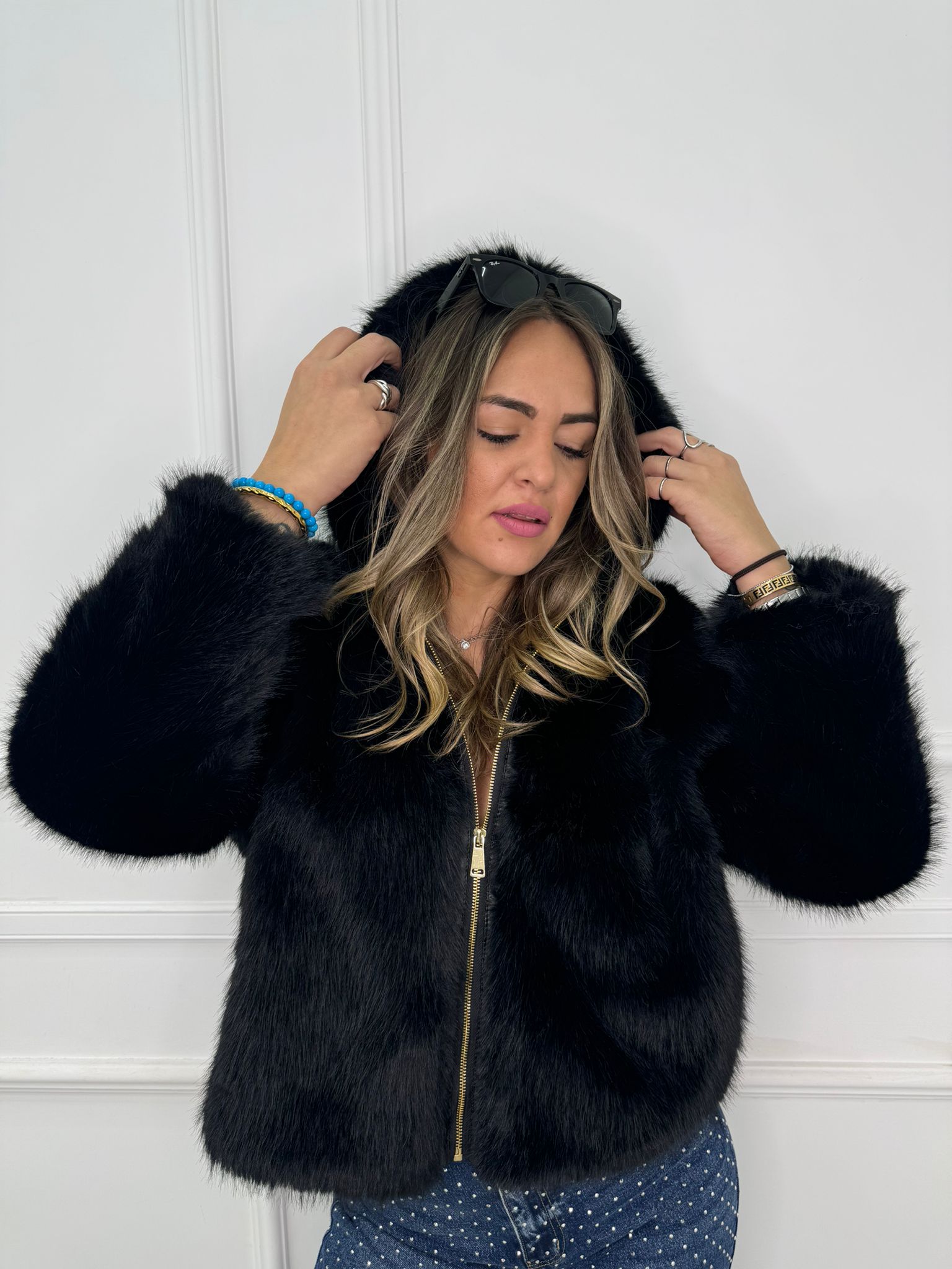 Pelliccia eco modello over con cappuccio e zip