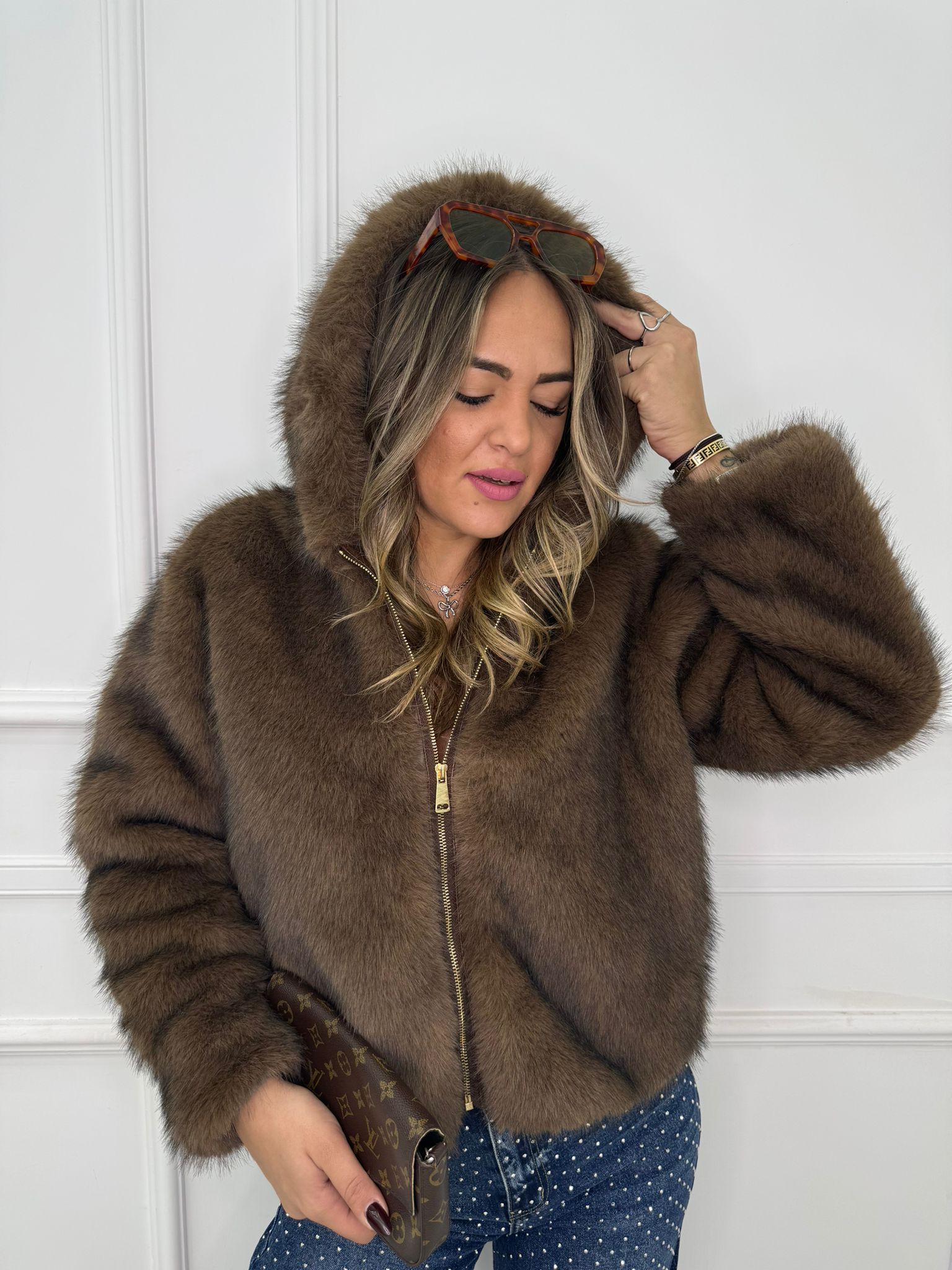 Pelliccia eco modello over con cappuccio e zip