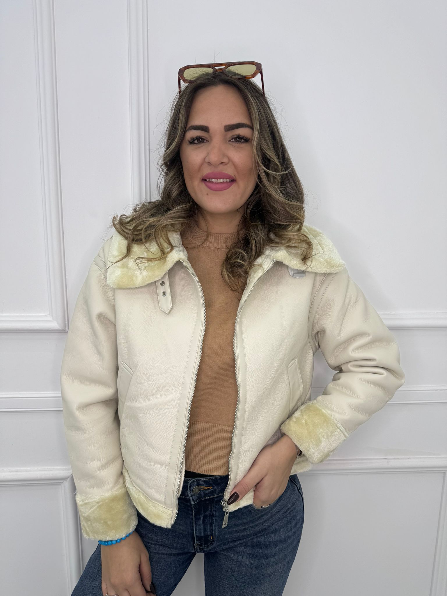 Montoncino eco pelle con zip avanti