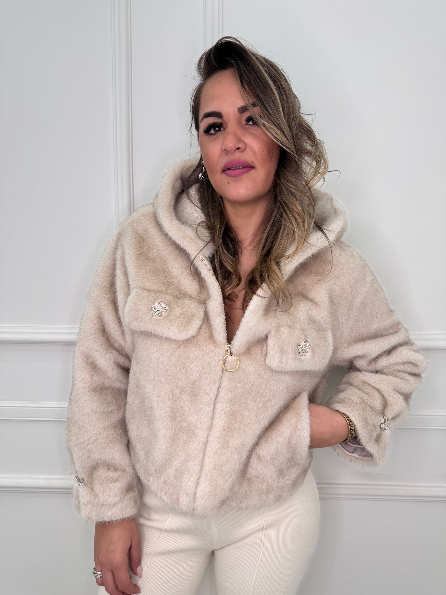 Pelliccia eco crop con bottoni gioiello