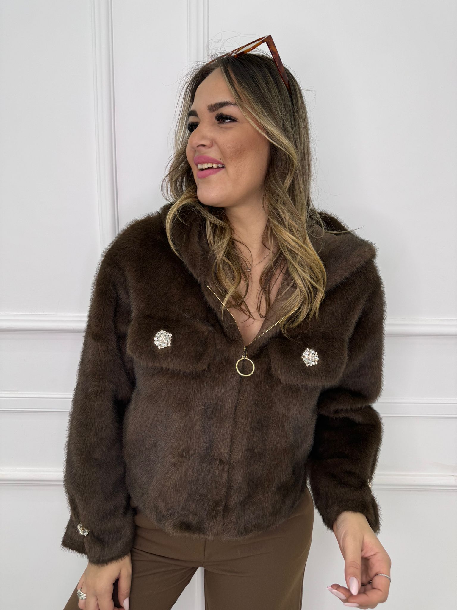 Pelliccia eco crop con bottoni gioiello