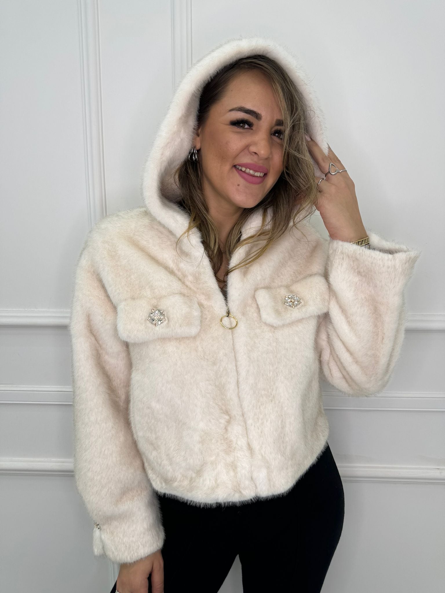 Pelliccia eco crop con bottoni gioiello