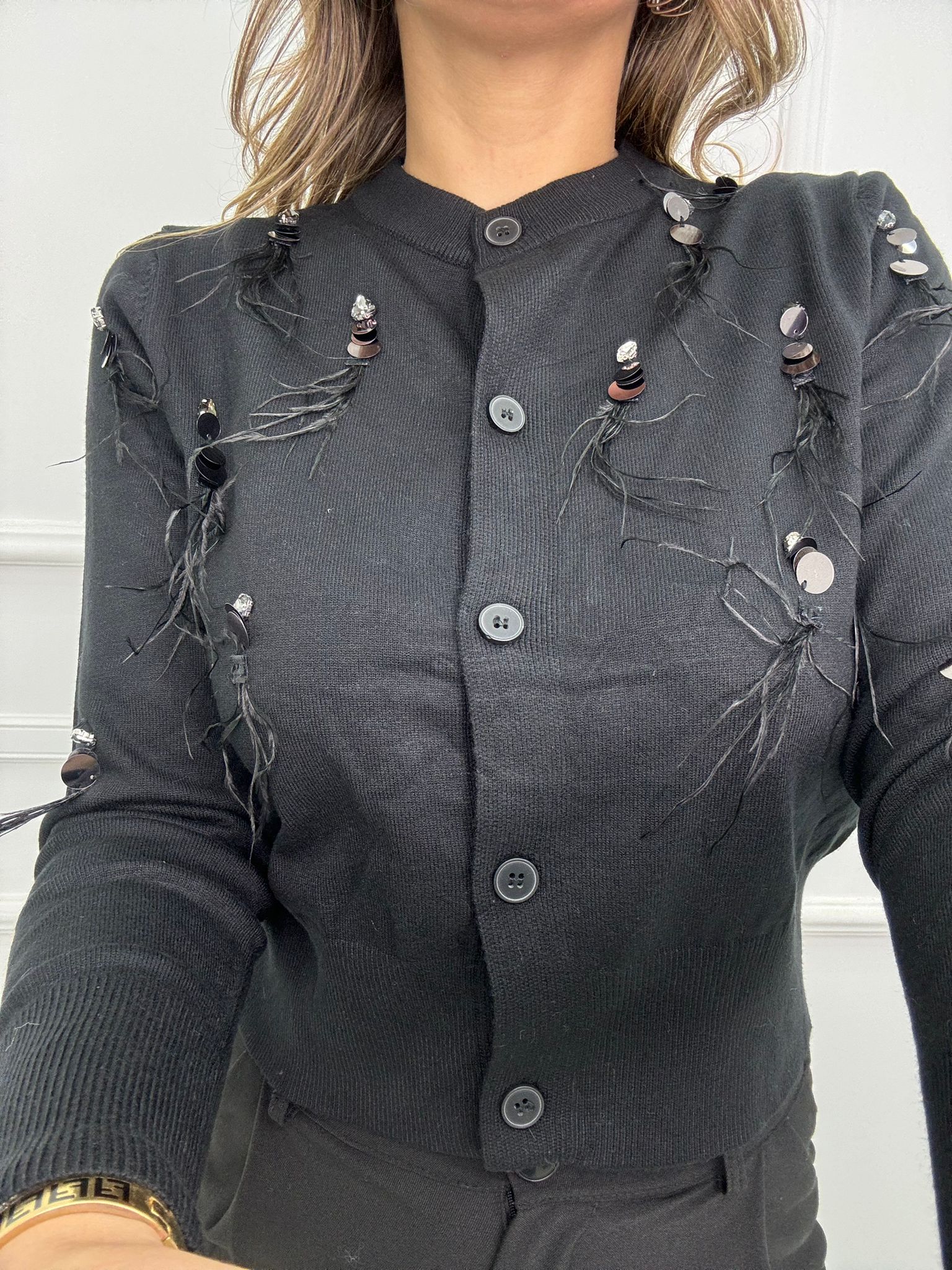Cardigan giro collo con piume e paillettes
