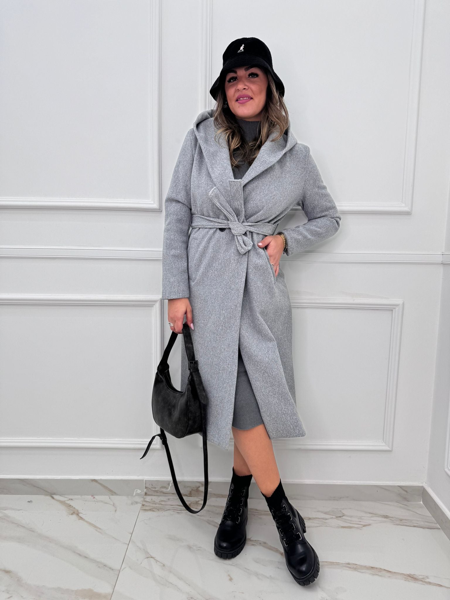 Cappotto tinta unita con cintura in vita e cappuccio