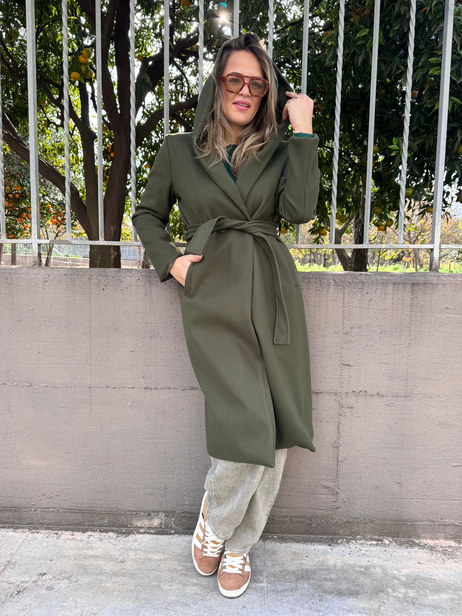 Cappotto tinta unita con cintura in vita e cappuccio