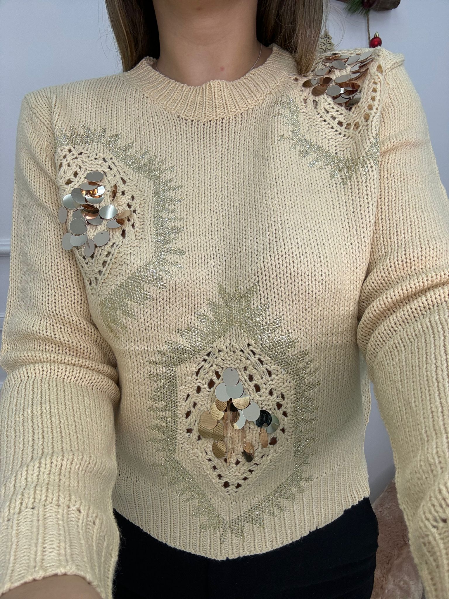 Maglia traforata giro collo con paillettes