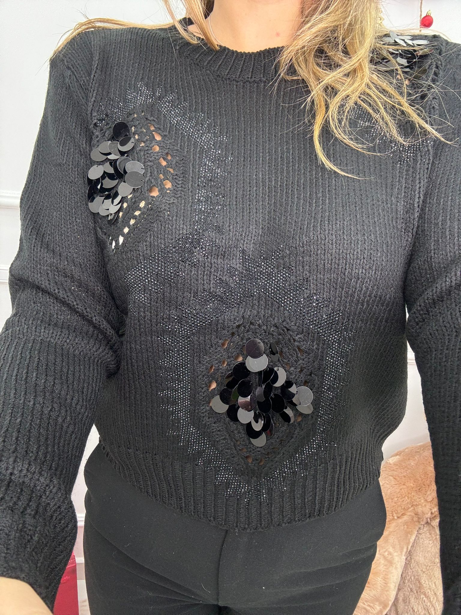 Maglia traforata giro collo con paillettes