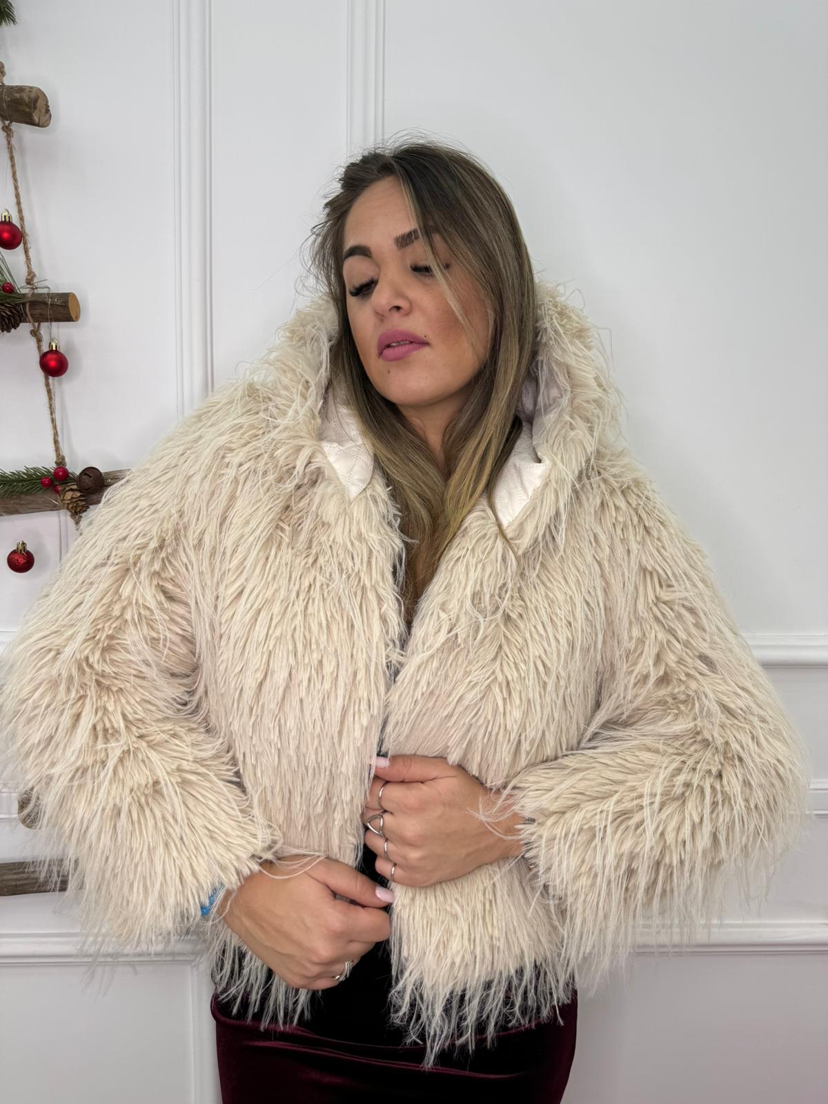 Pelliccia eco con piume e cappuccio