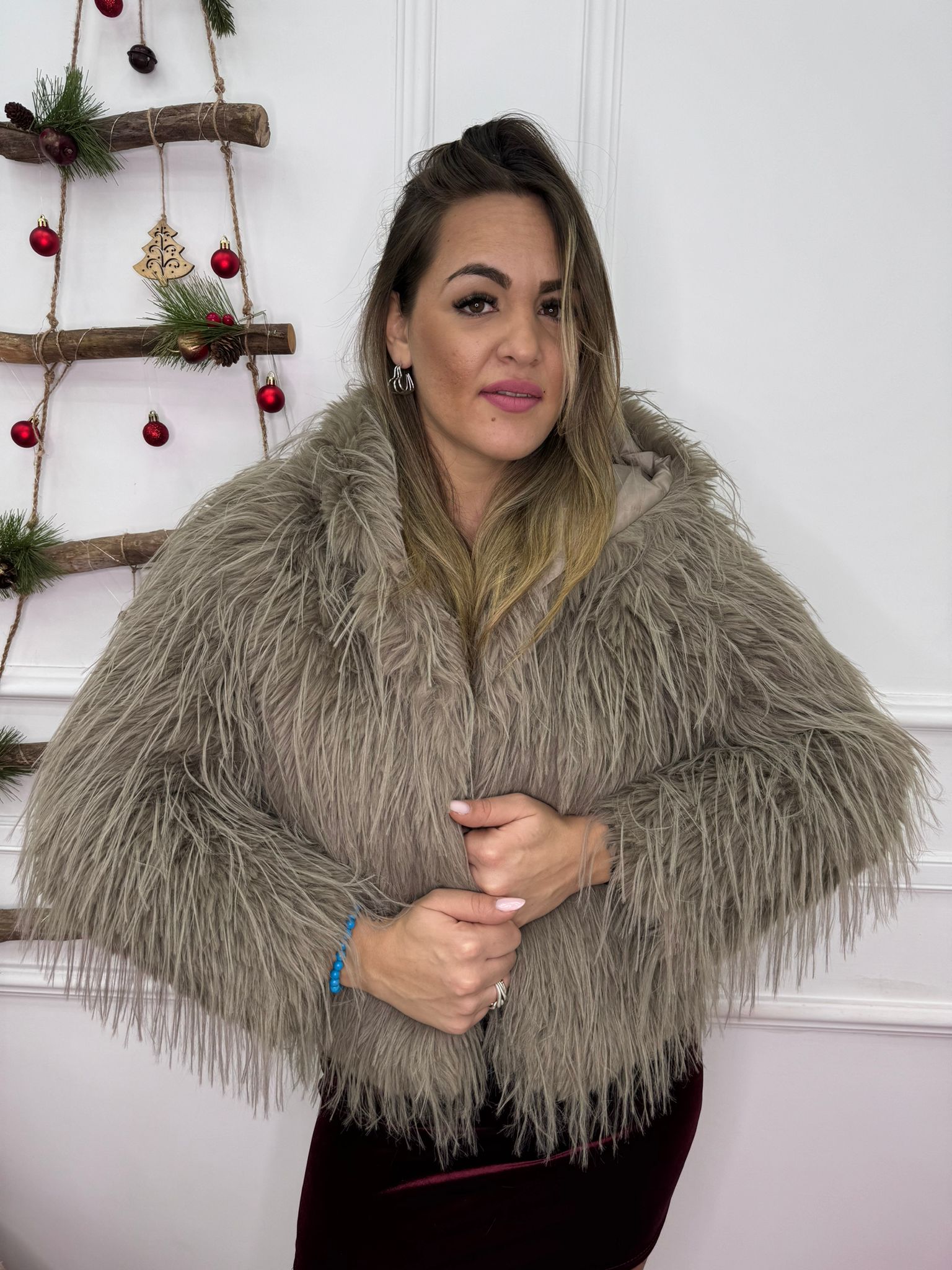 Pelliccia eco con piume e cappuccio