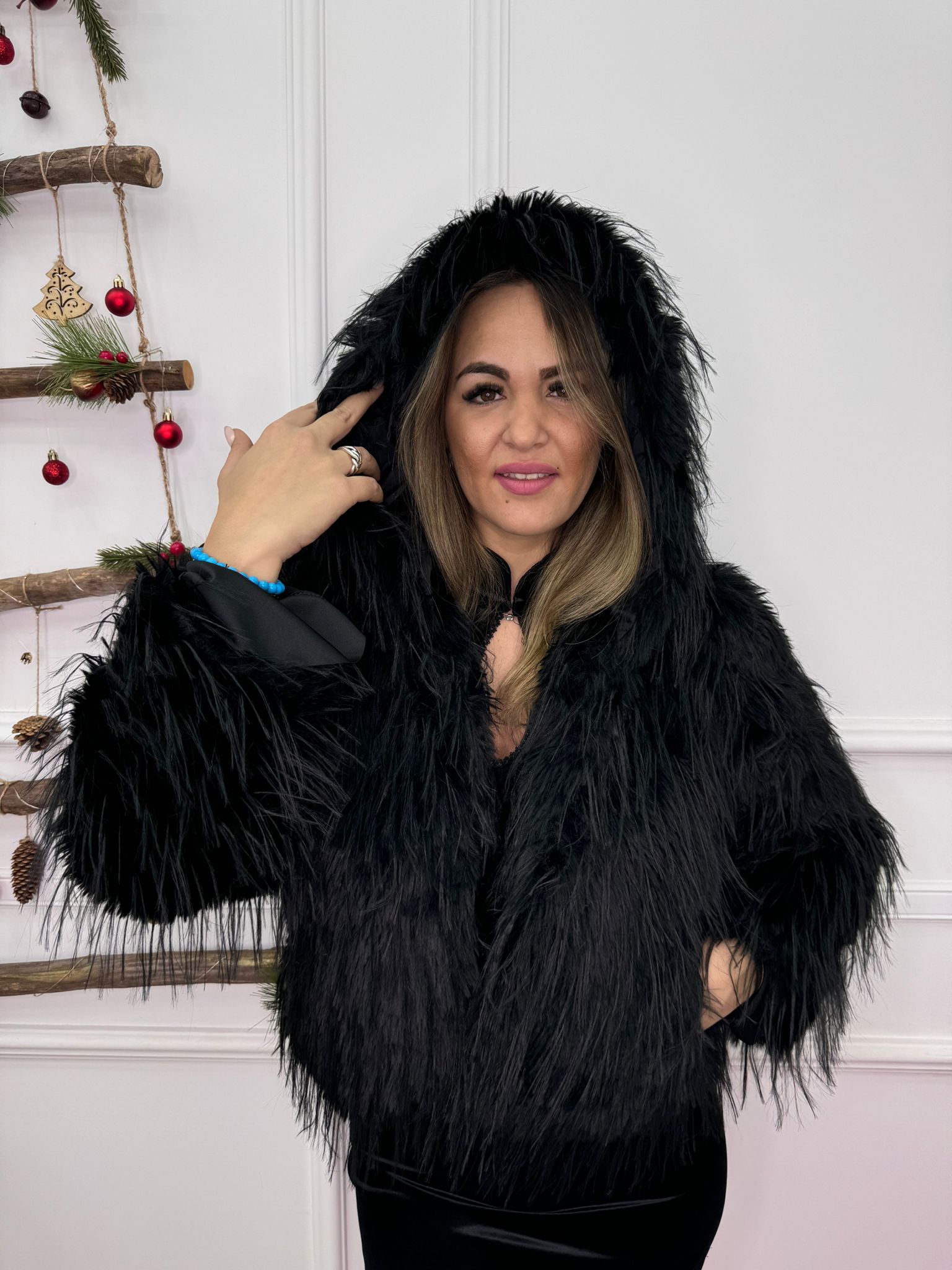 Pelliccia eco con piume e cappuccio