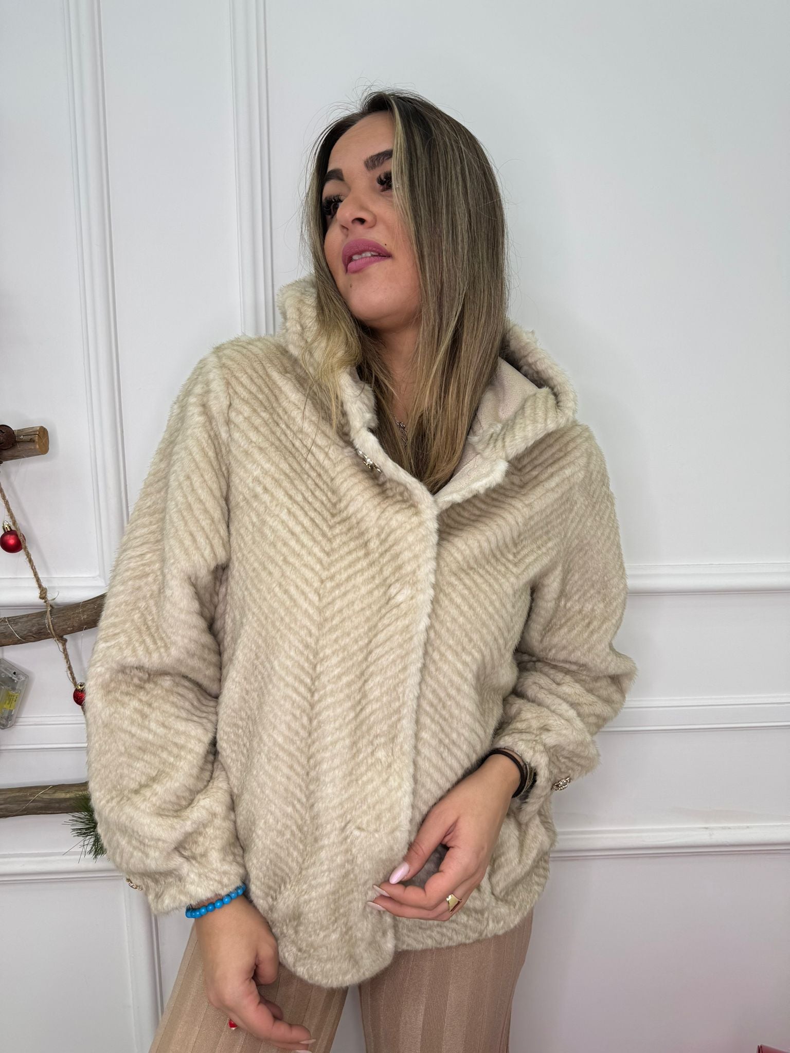 Pelliccia eco con cappuccio e bottone gioiello