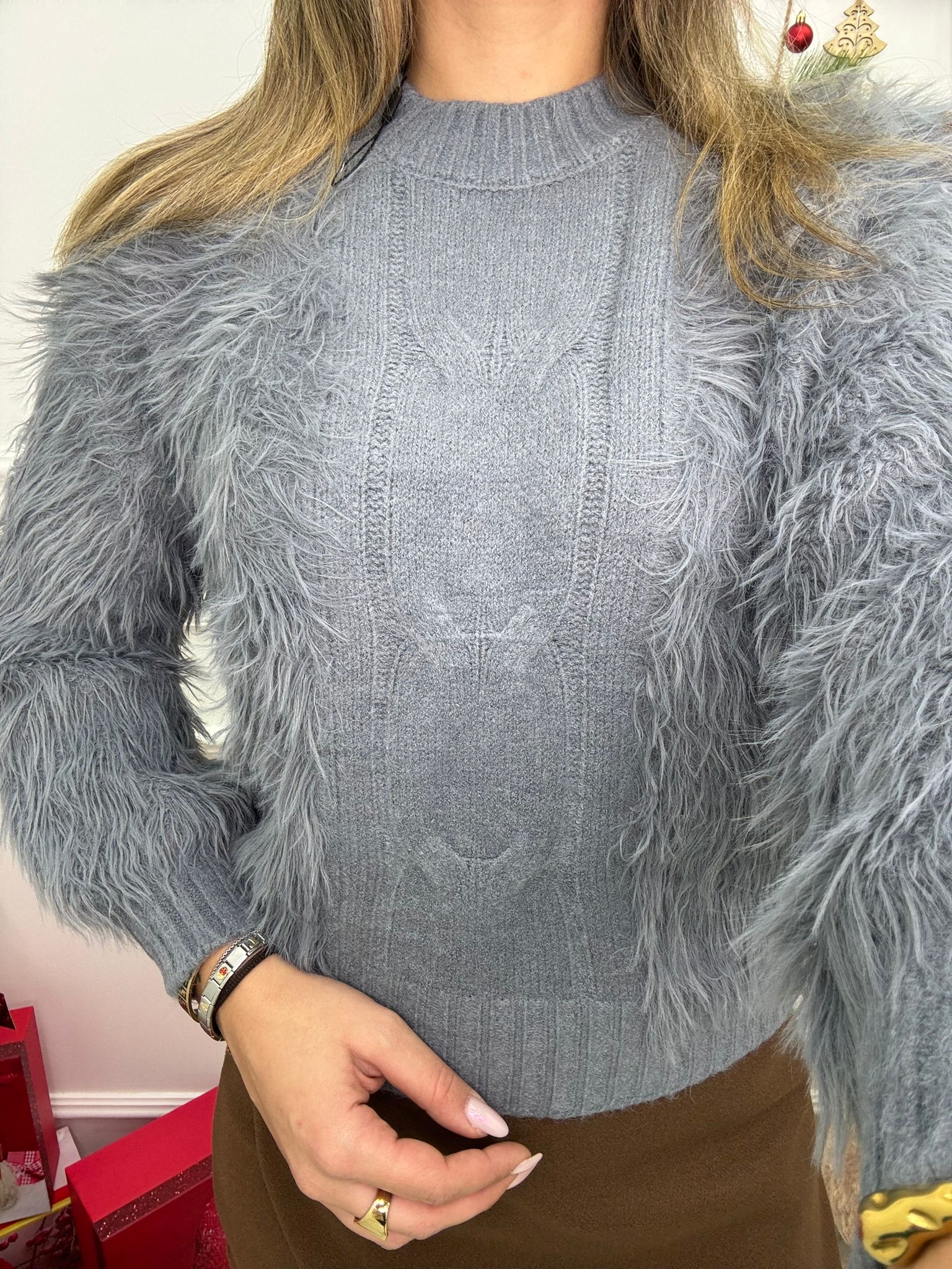 Maglione con maniche in pelo