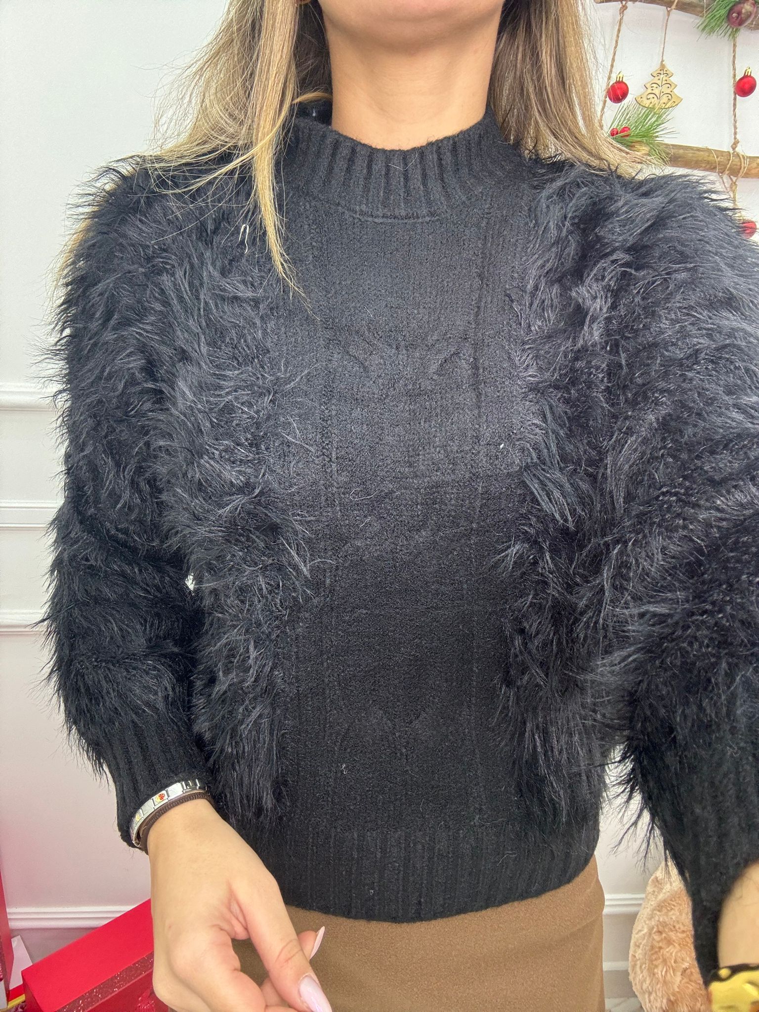 Maglione con maniche in pelo
