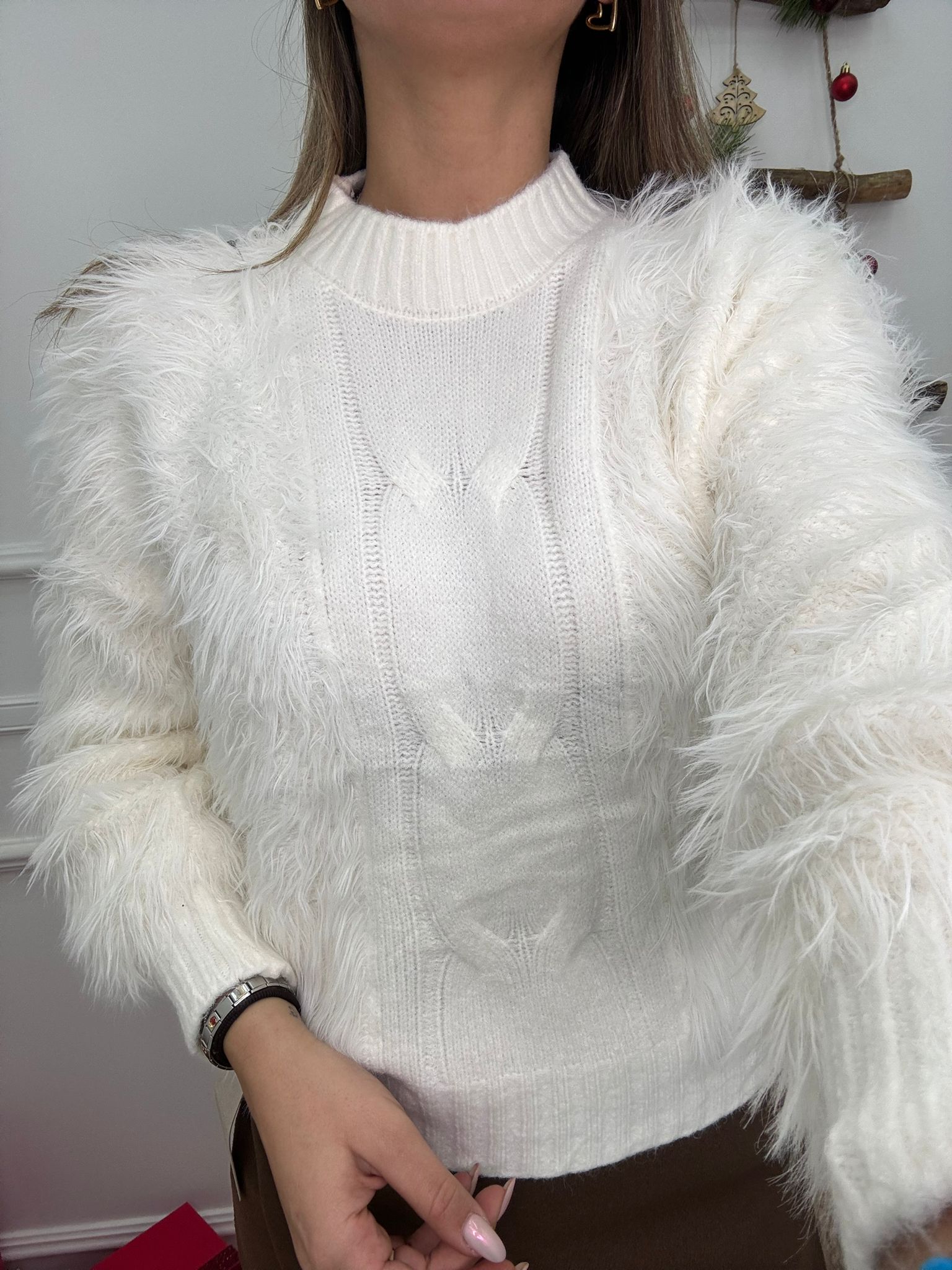 Maglione con maniche in pelo