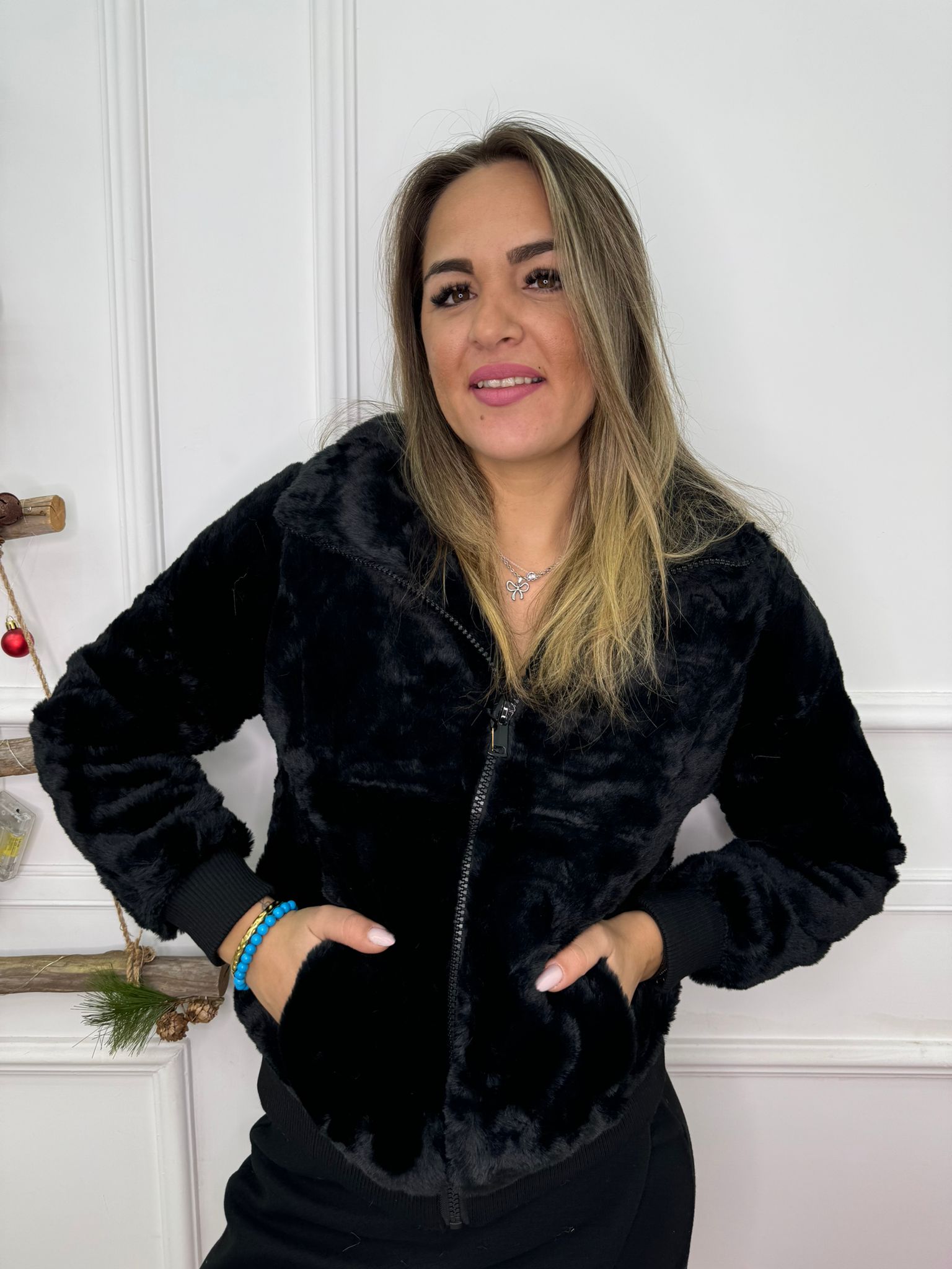 Pelliccia eco tinta unita con elastico in vita