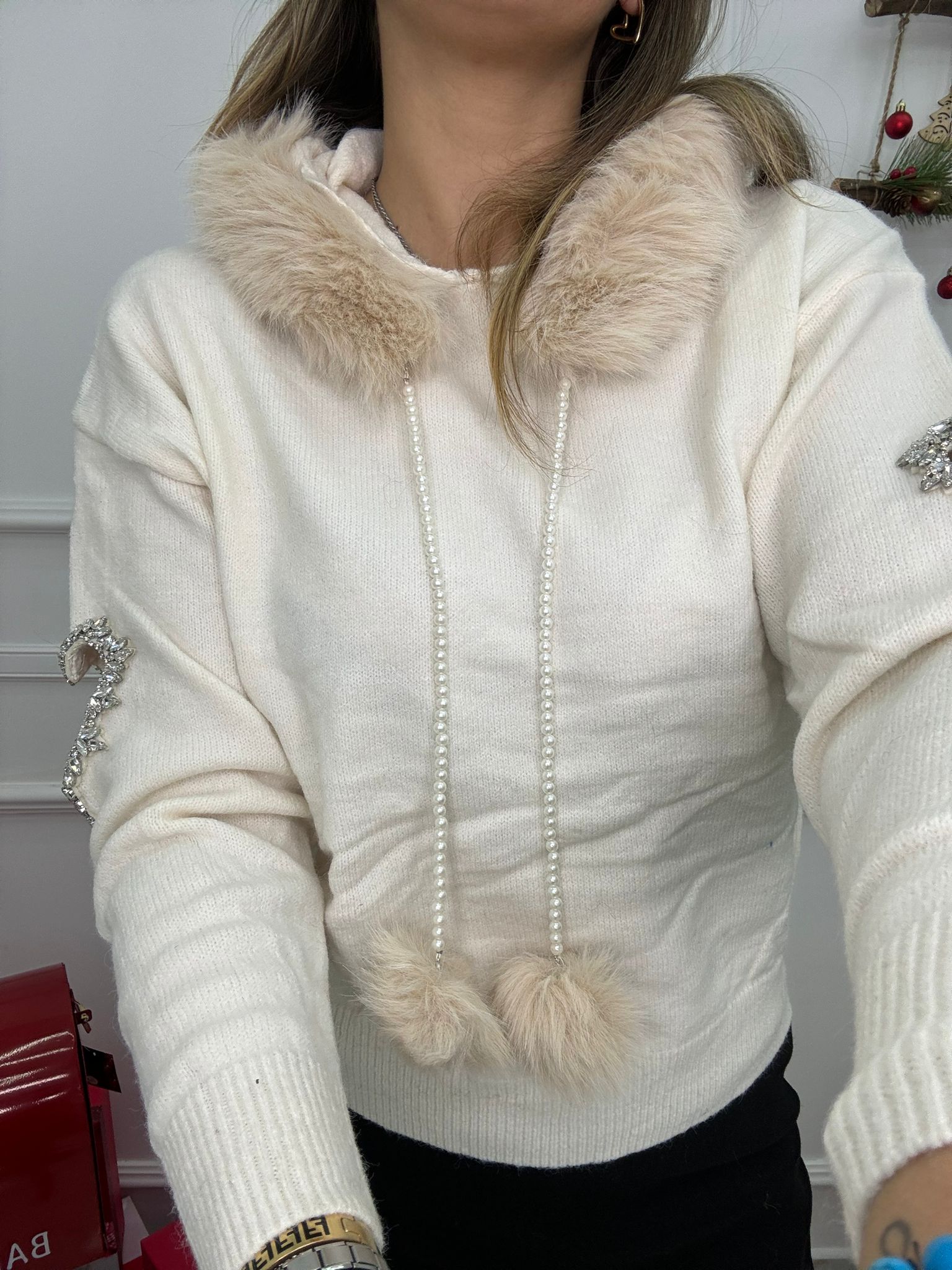 Maglione con cappuccio e eco pelliccia