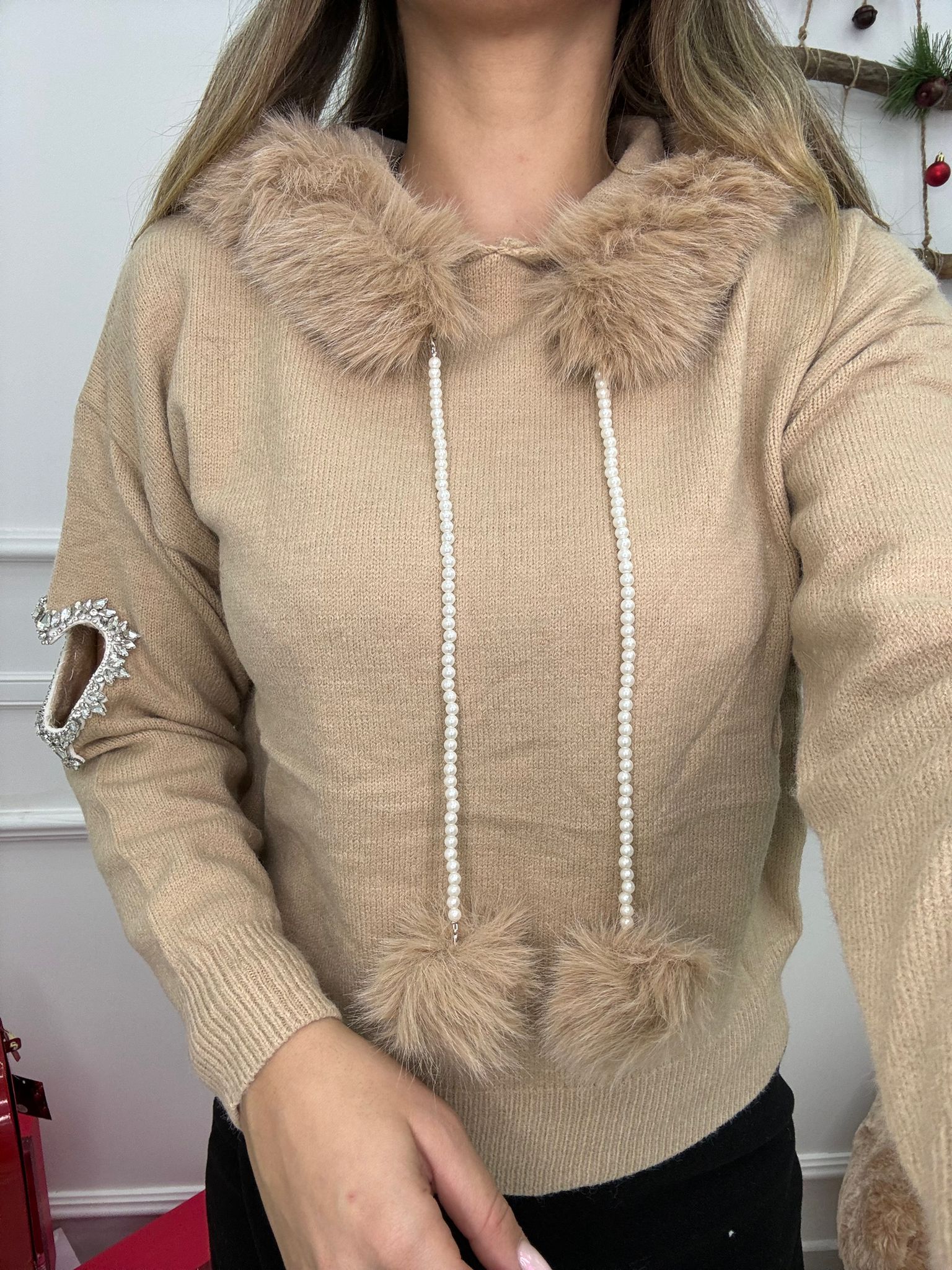 Maglione con cappuccio e eco pelliccia