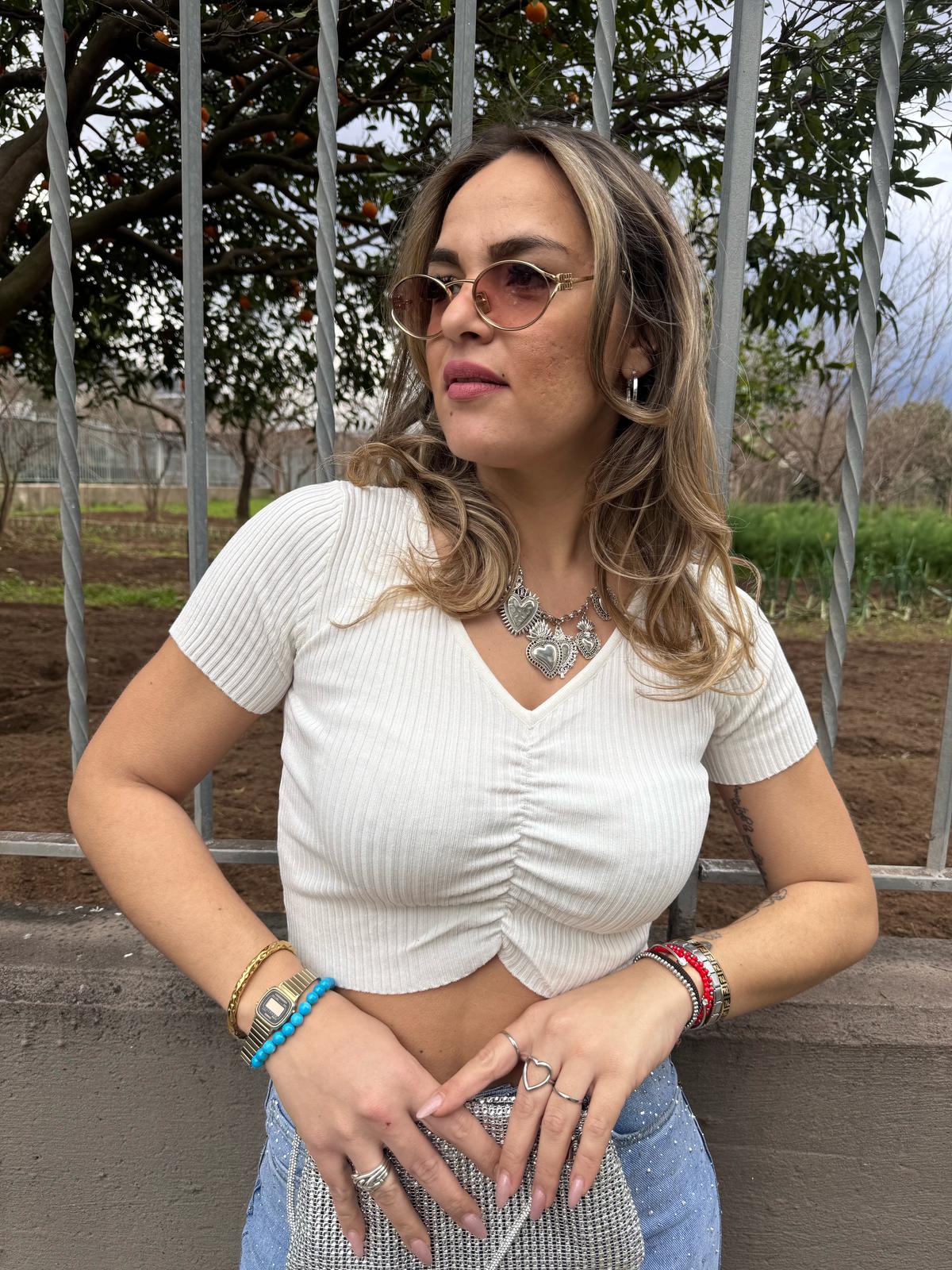 Maglia mezza manica a costine con scollo a v arricciato
