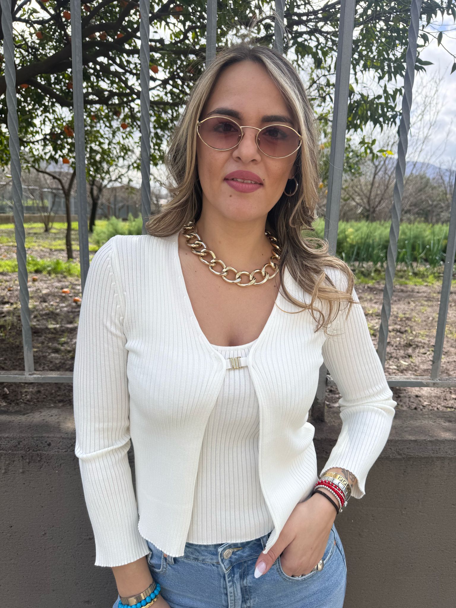 Twin set in filo con top e cardigan