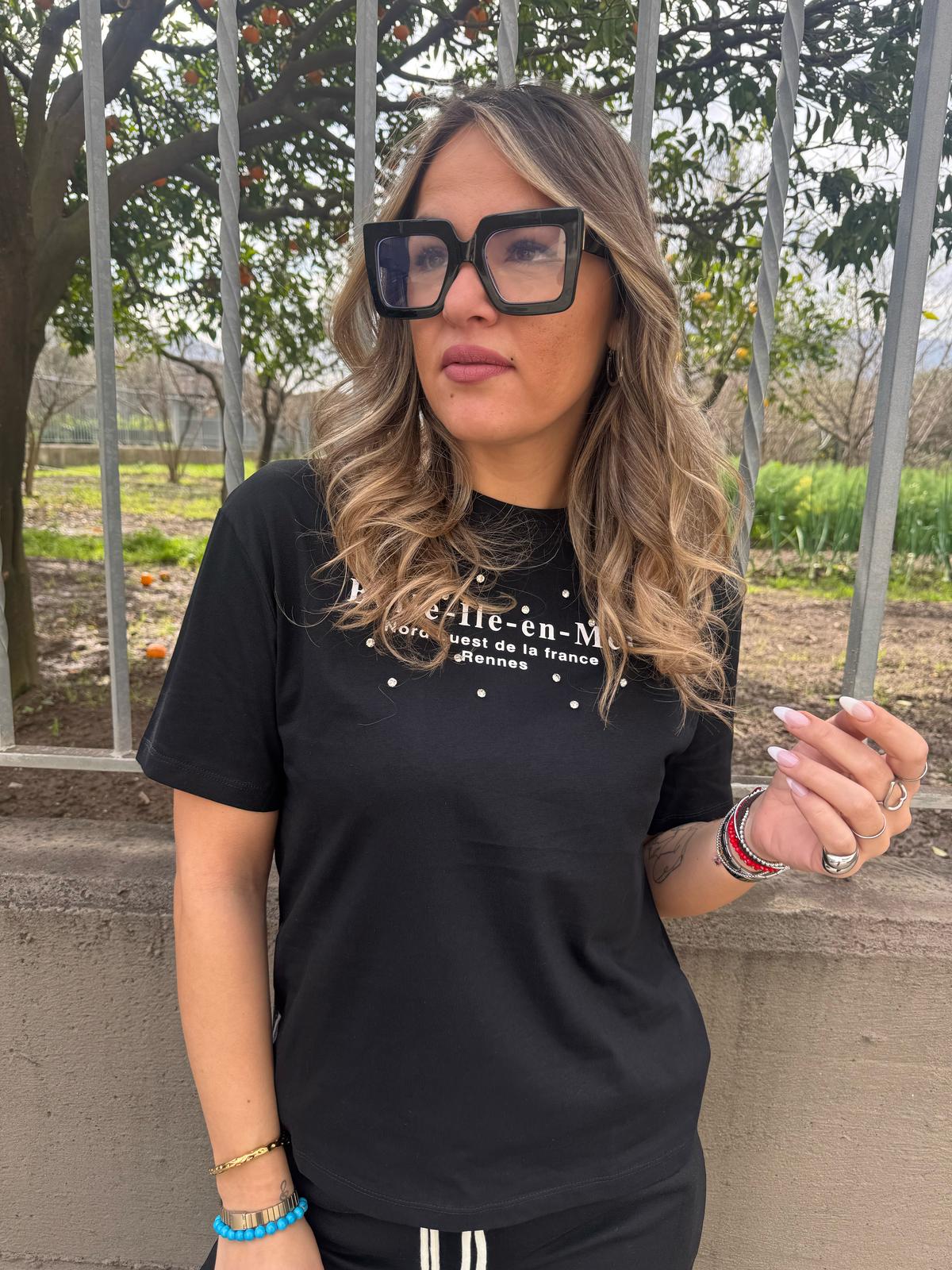 T-shirt con scritta e swarvoski