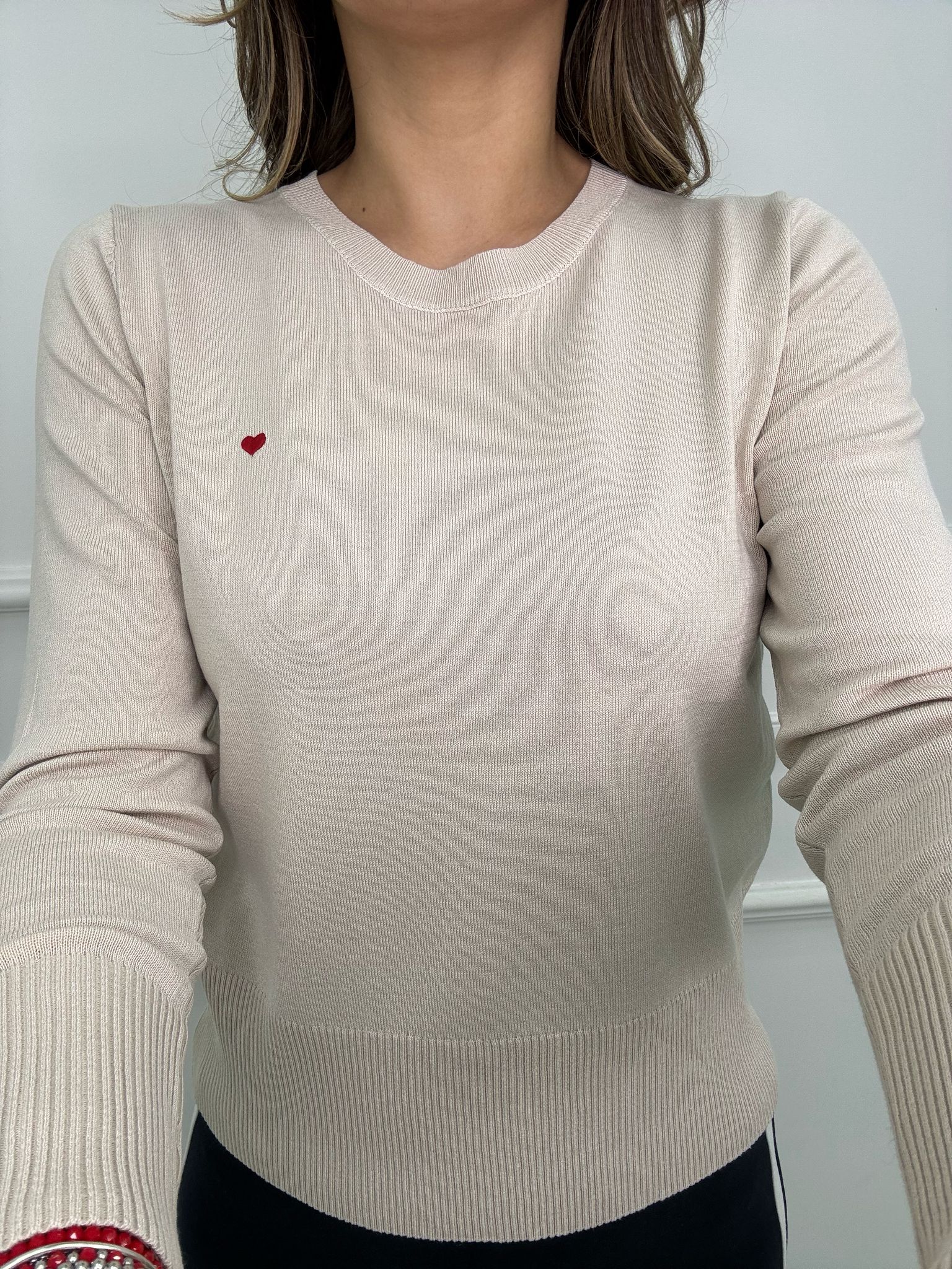 Maglia in filo tinta unita con cuore ricamato