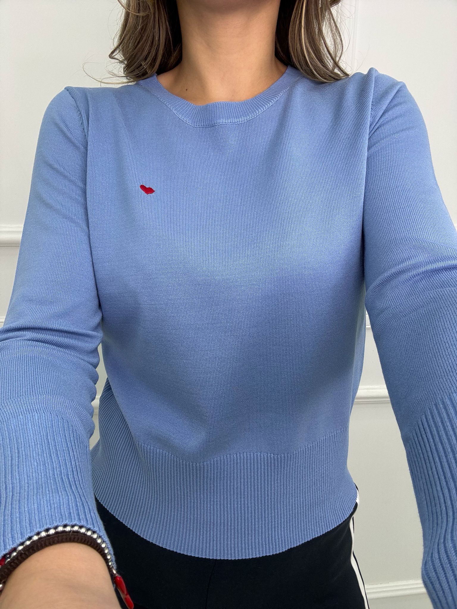 Maglia in filo tinta unita con cuore ricamato