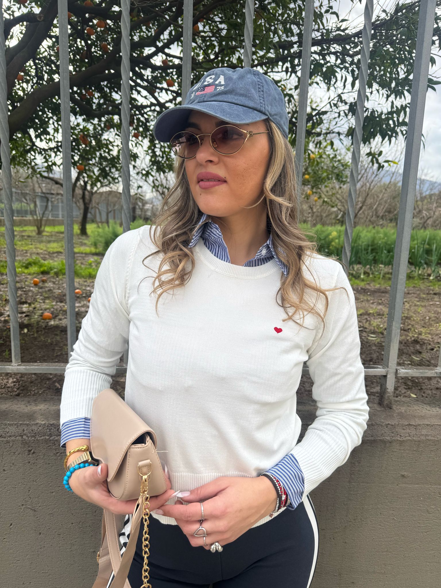 Maglia in filo tinta unita con cuore ricamato