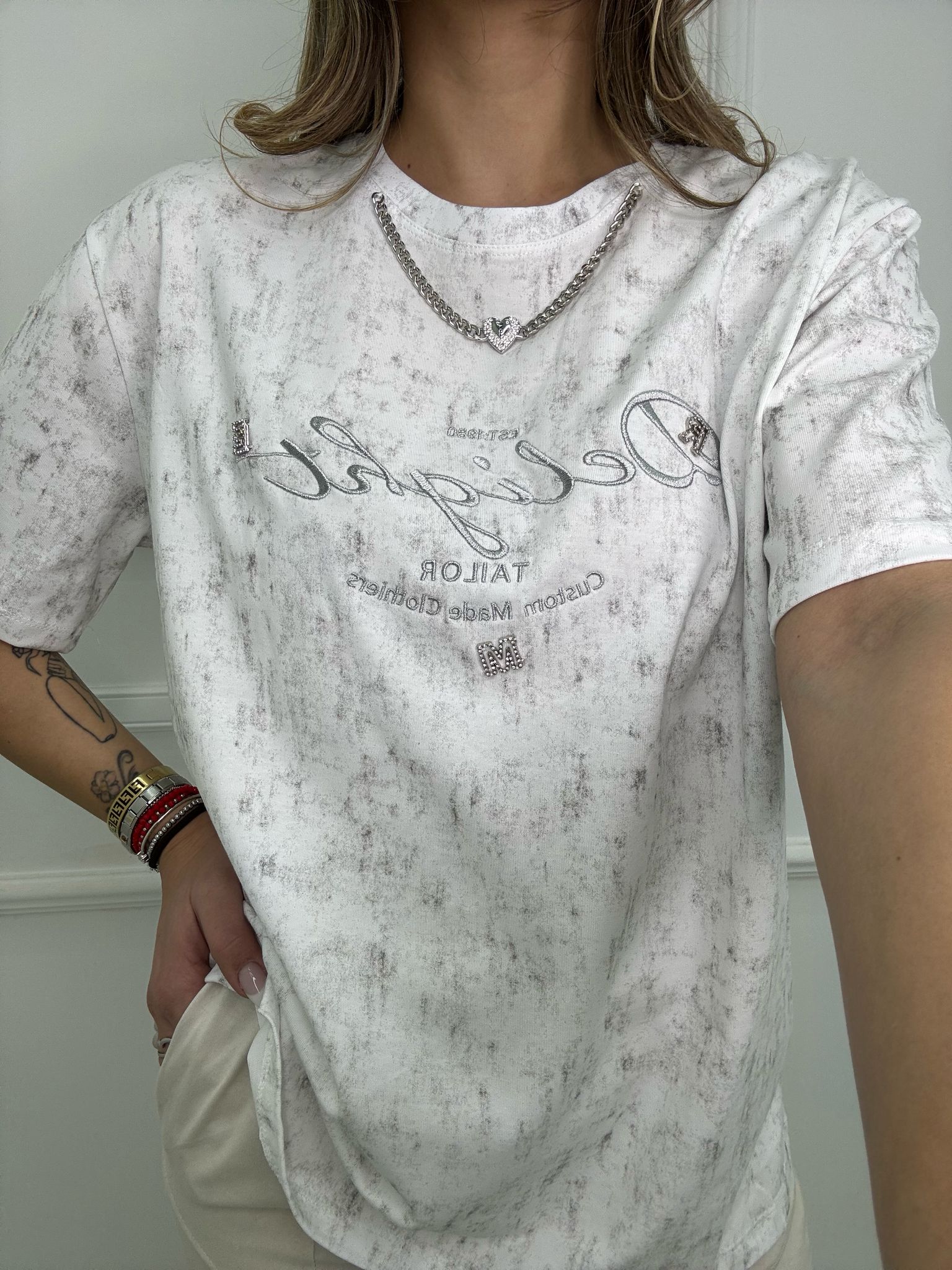 T-shirt over sfumata
