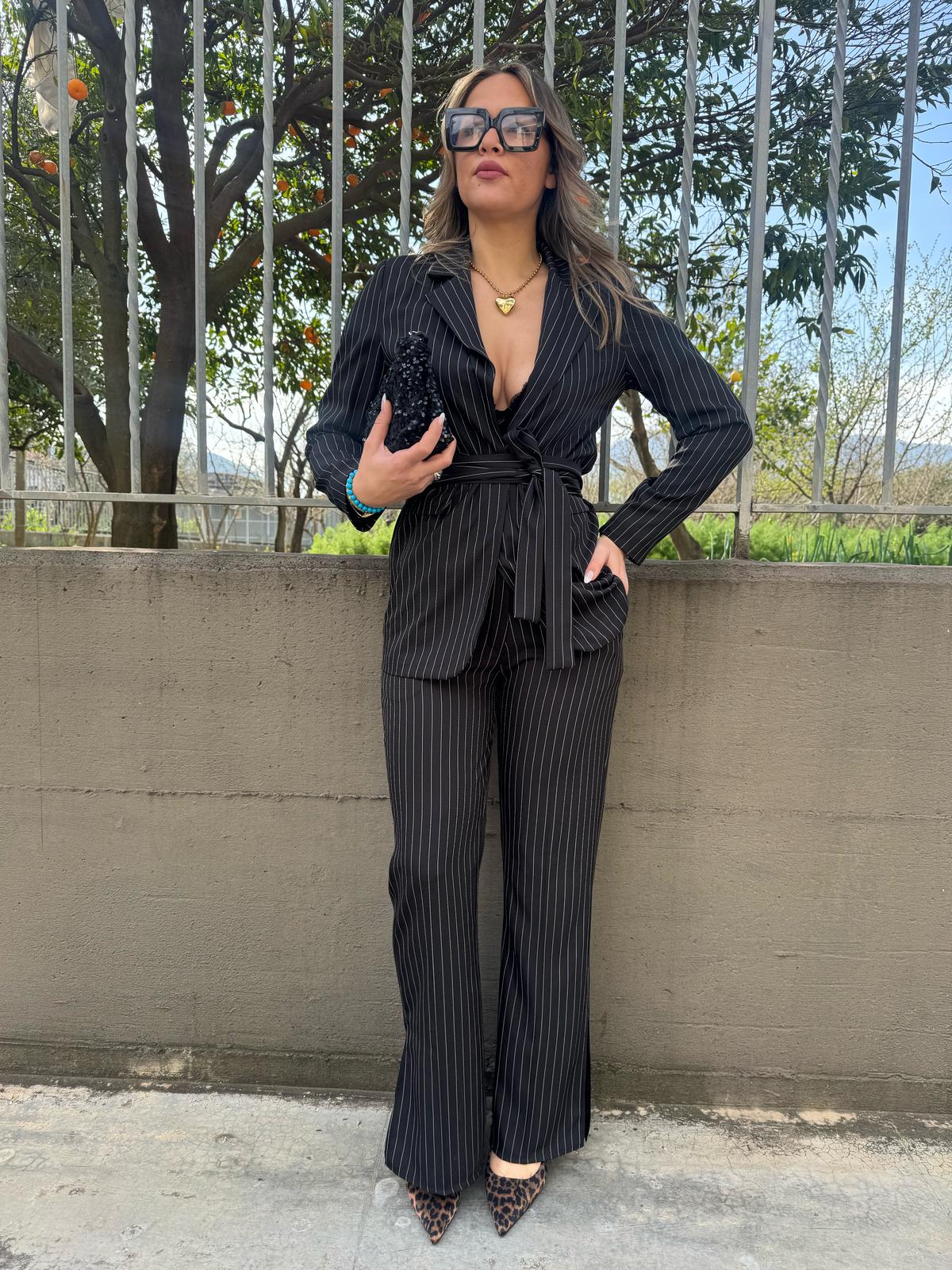 Tailleur 2 pezzi a righe con pantalone a zampa