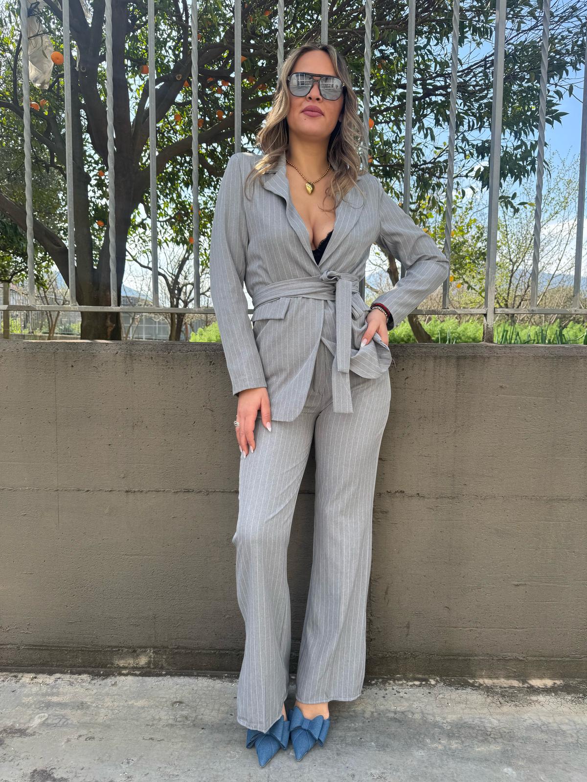 Tailleur 2 pezzi a righe con pantalone a zampa