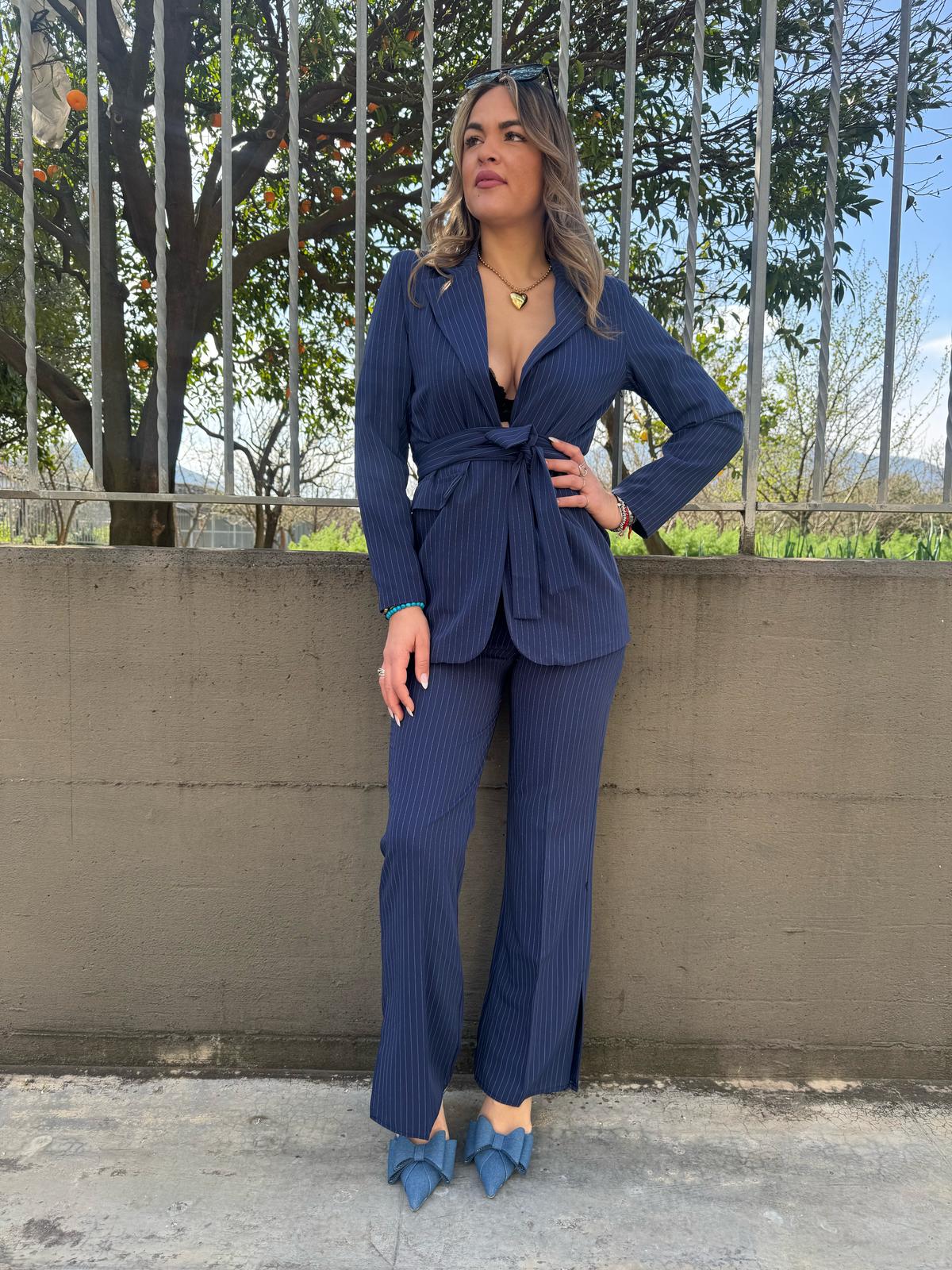 Tailleur 2 pezzi a righe con pantalone a zampa