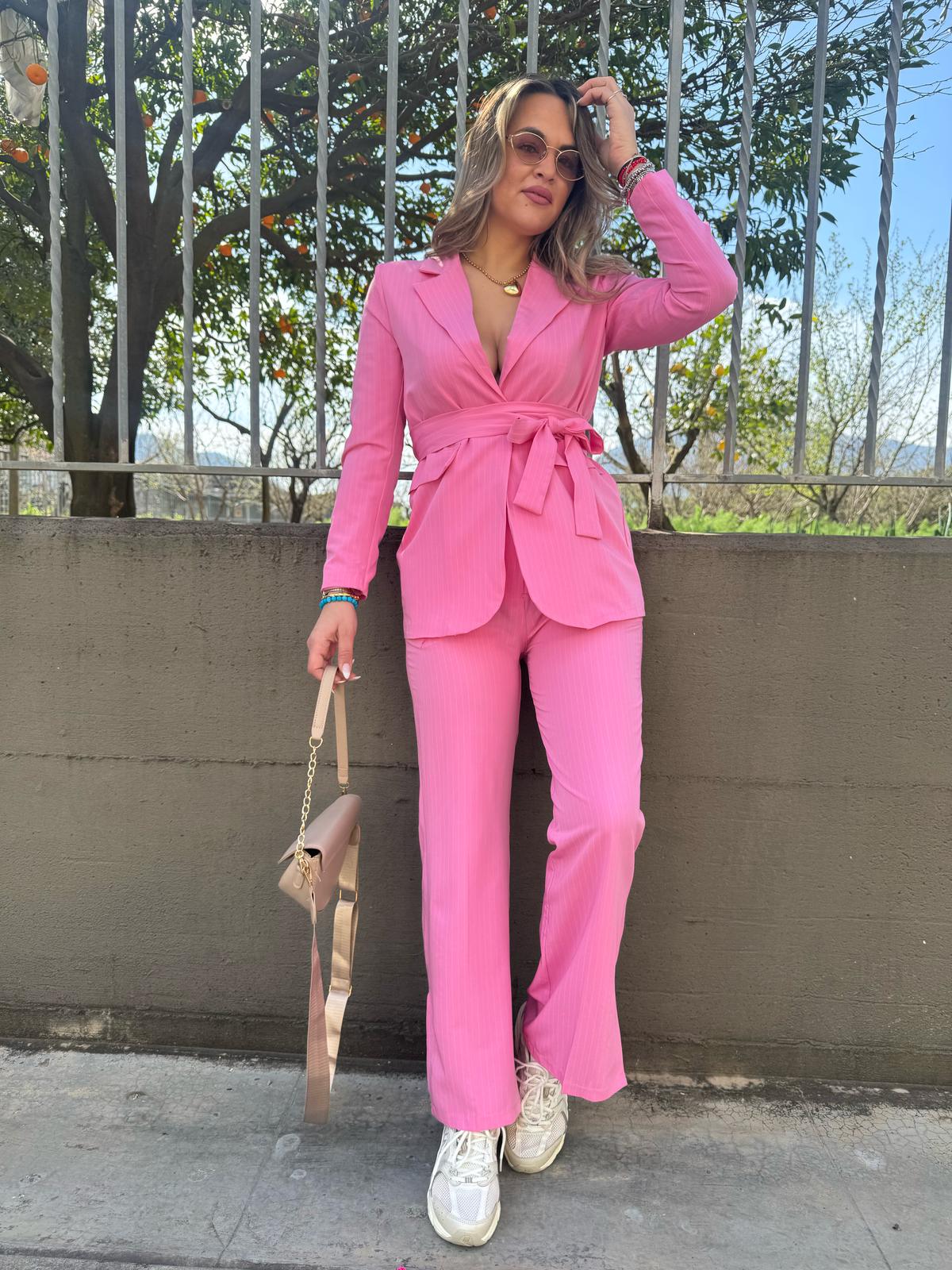 Tailleur 2 pezzi a righe con pantalone a zampa