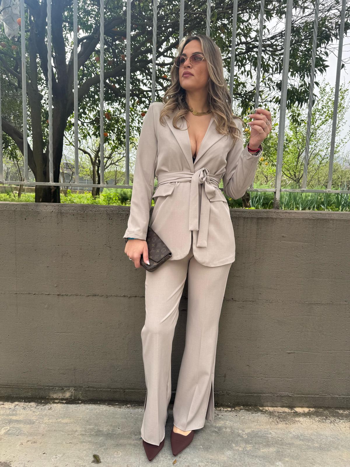 Tailleur tinta unita con giacca con cintura