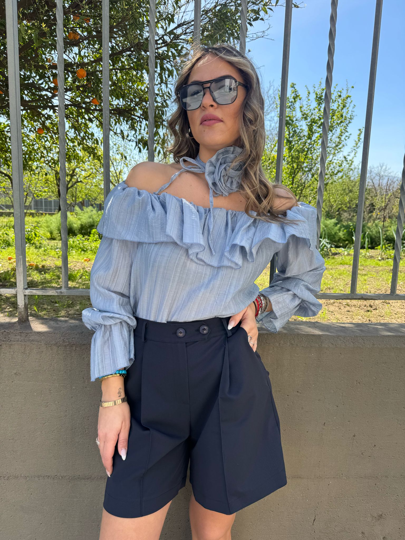 Pantaloncino con pences e doppio bottone