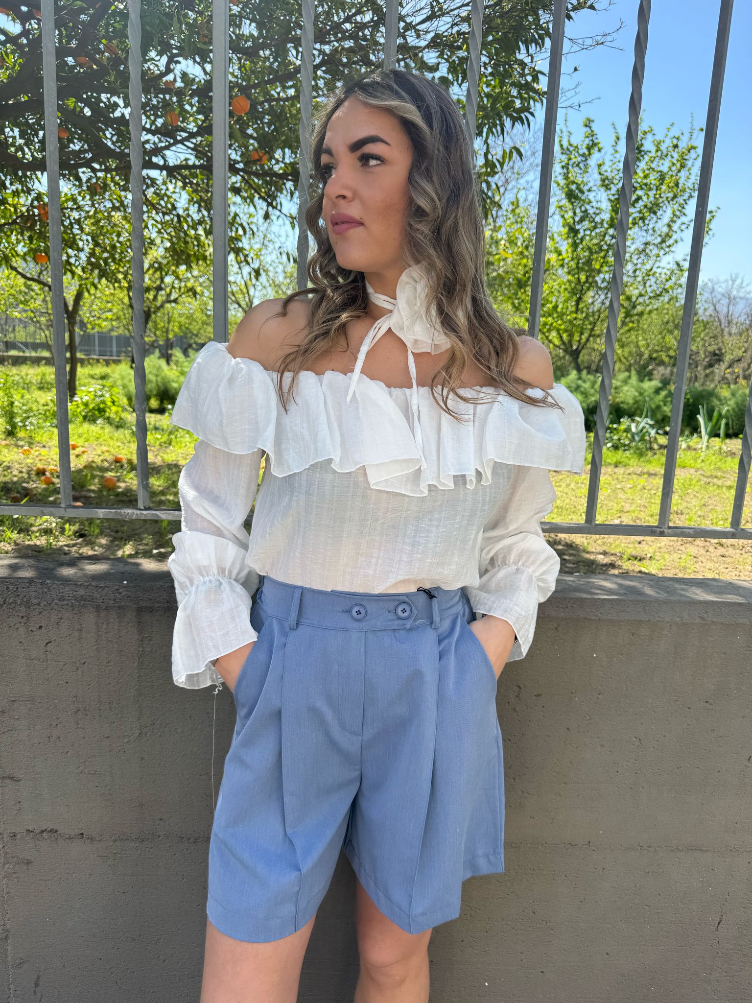 Pantaloncino con pences e doppio bottone