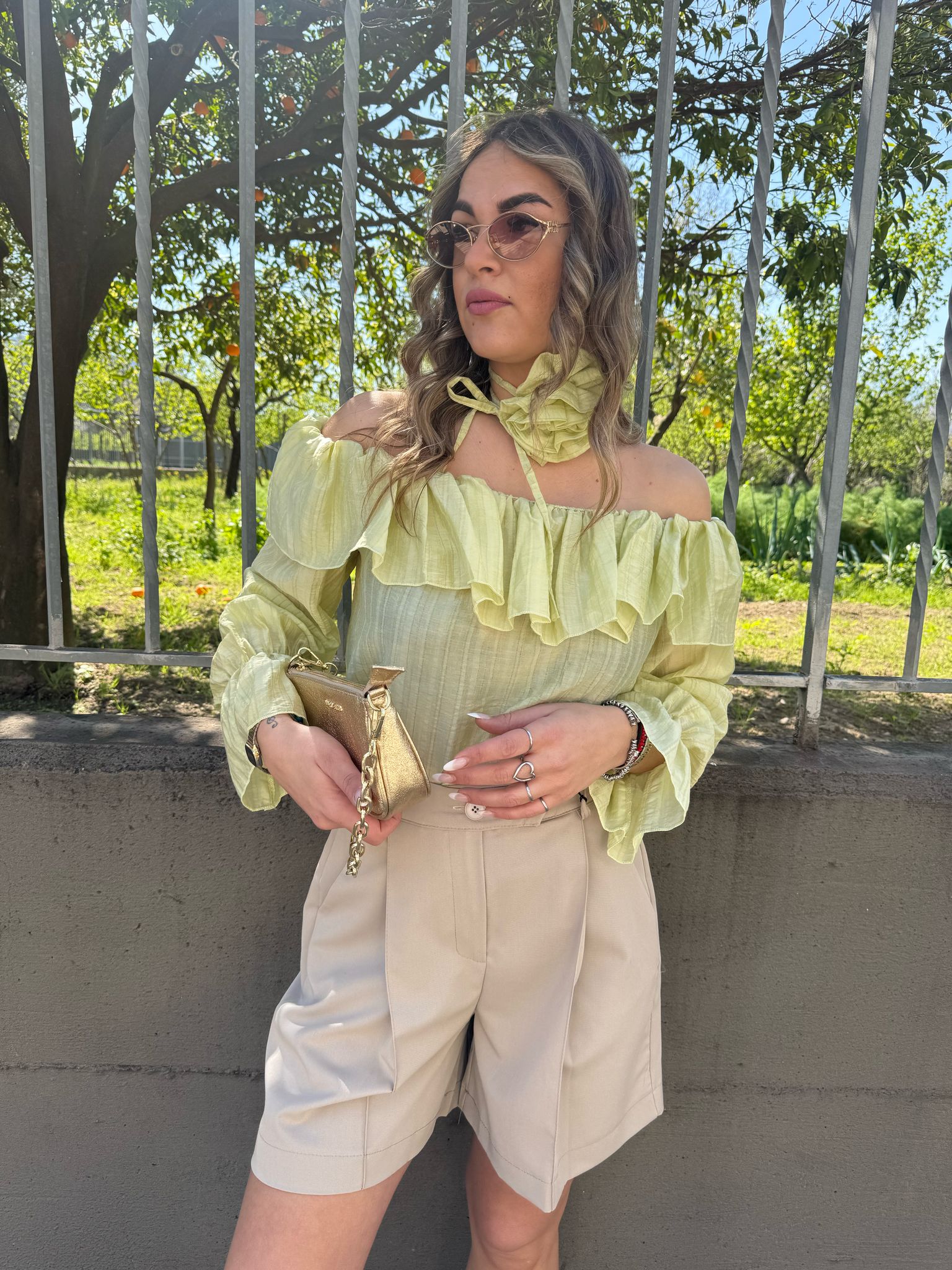 Pantaloncino con pences e doppio bottone