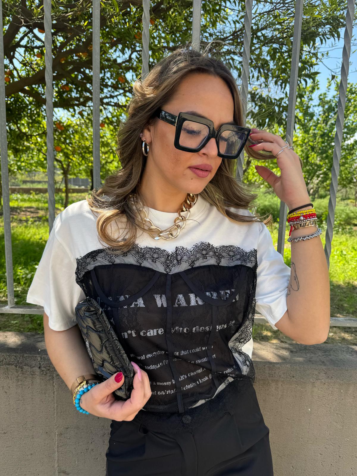 T-shirt con finto corpetto in merletto