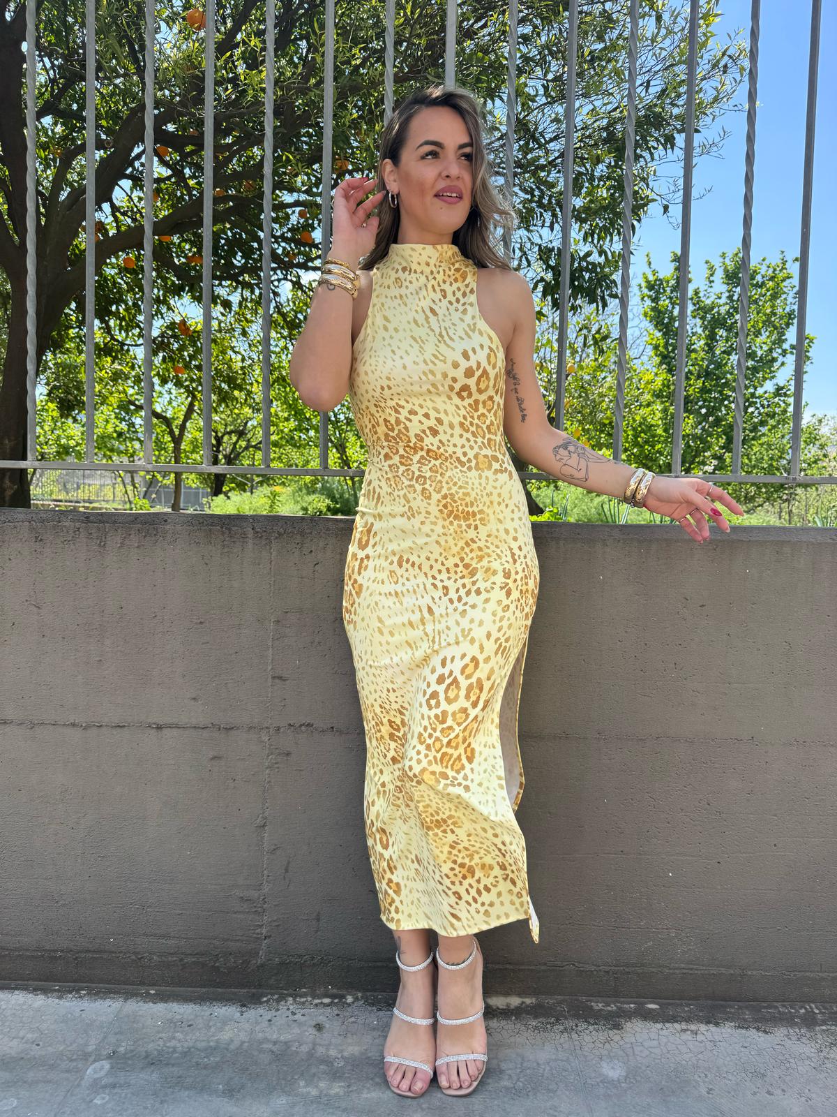 Vestito animalier con scollo halter e spacco laterale