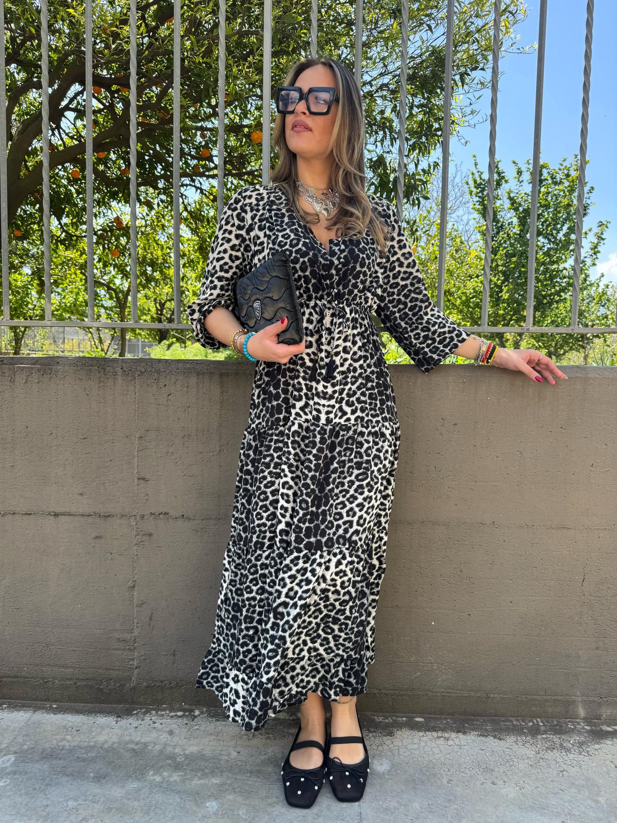 Vestito lungo animalier con bottoncini e laccetto in vita