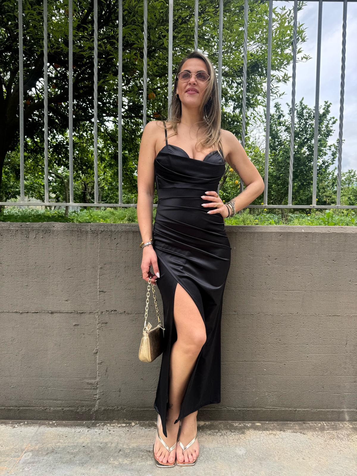 Vestito lungo in raso con spacco e drappeggio