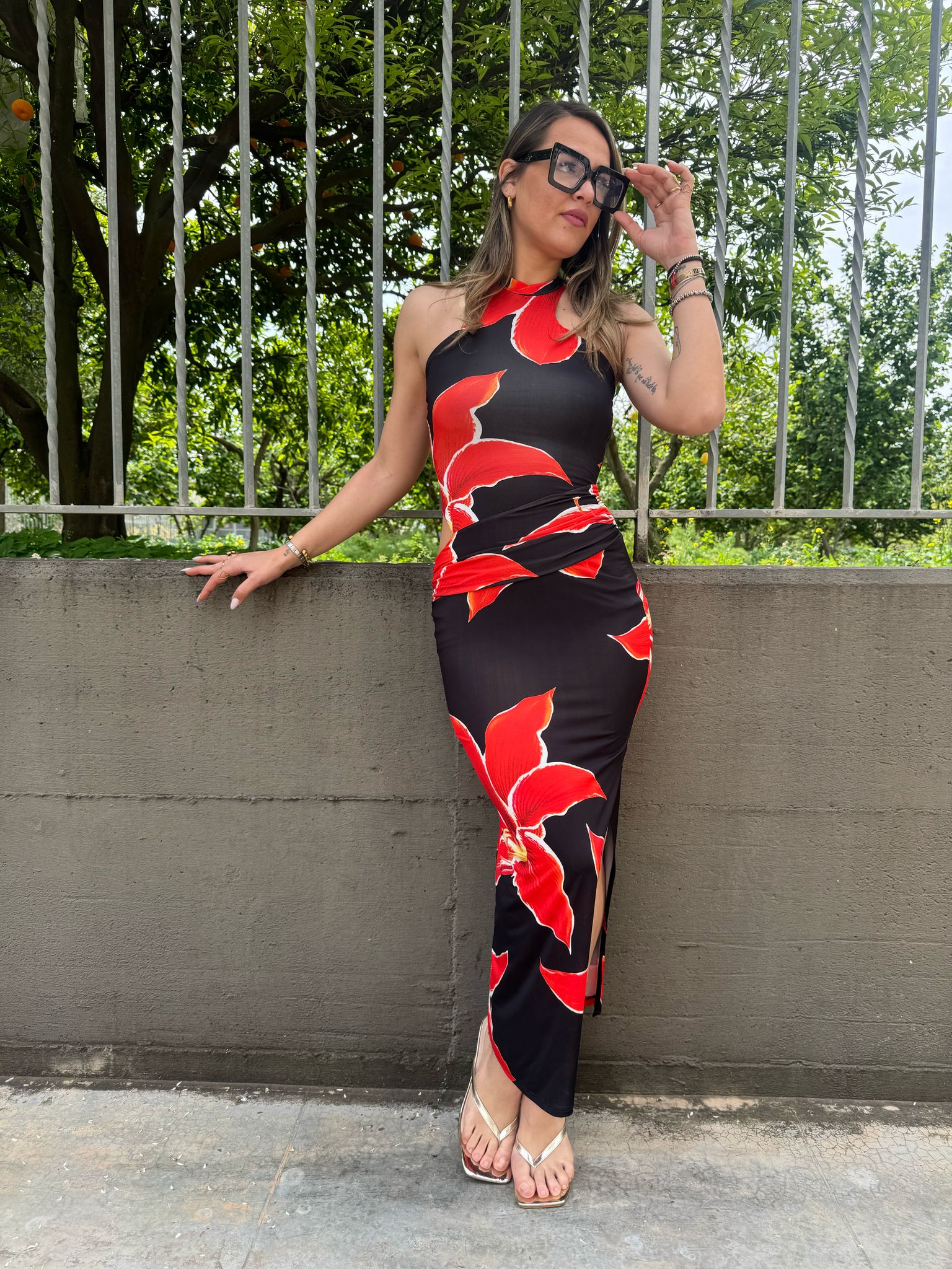 Vestito lungo a fantasia con fascia in vita