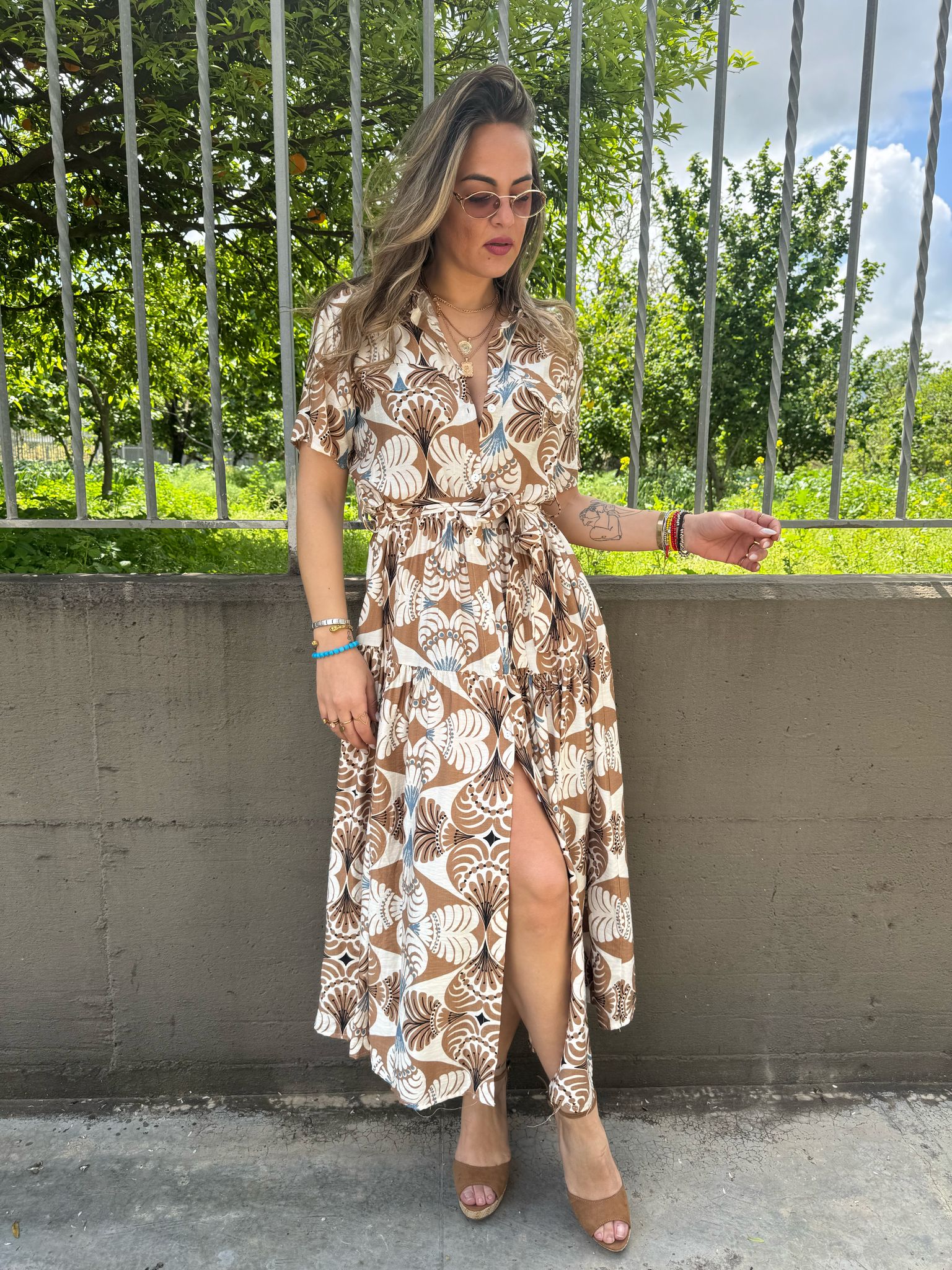 Vestito lungo a fantasia con balze e cintura