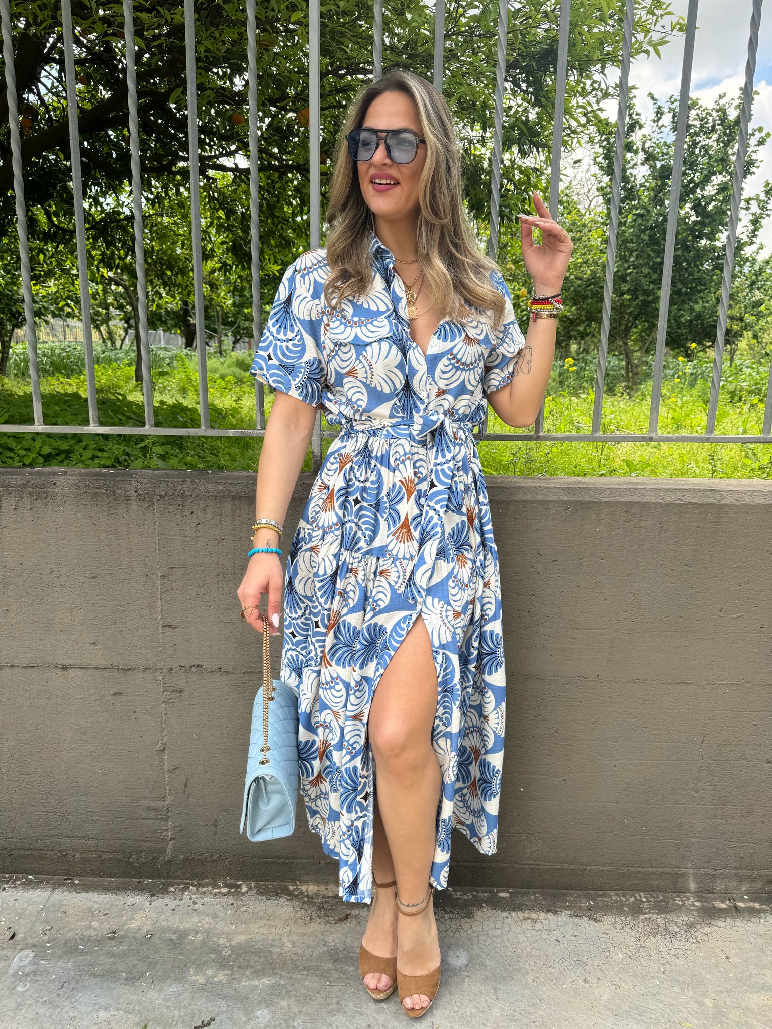 Vestito lungo a fantasia con balze e cintura