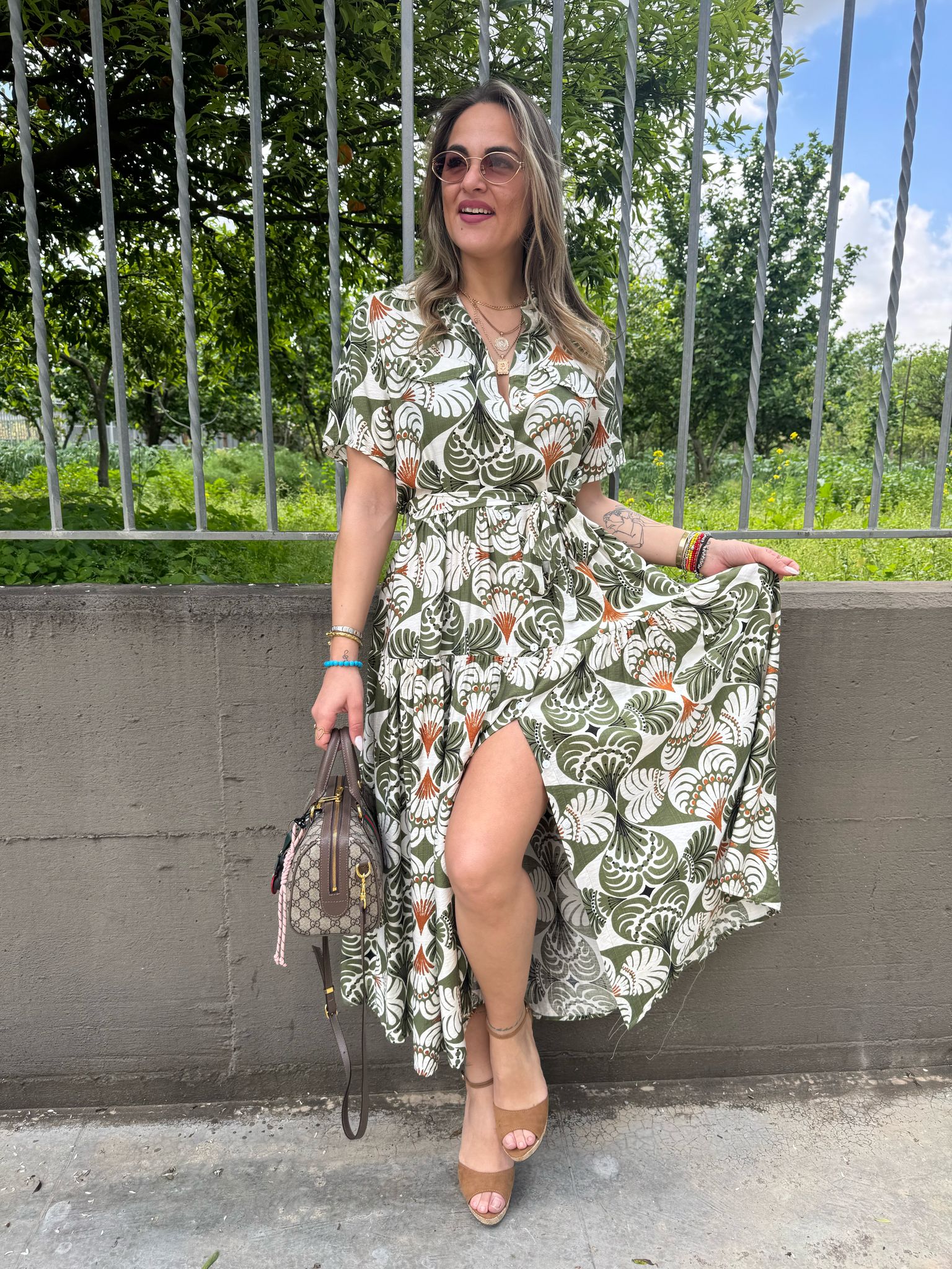 Vestito lungo a fantasia con balze e cintura