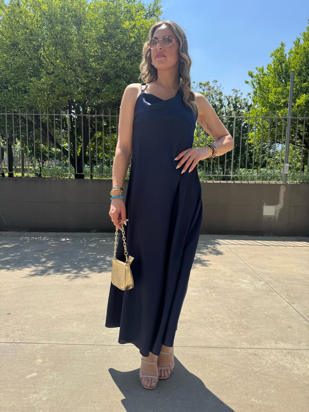 Vestito lungo effetto raso con scollo morobido