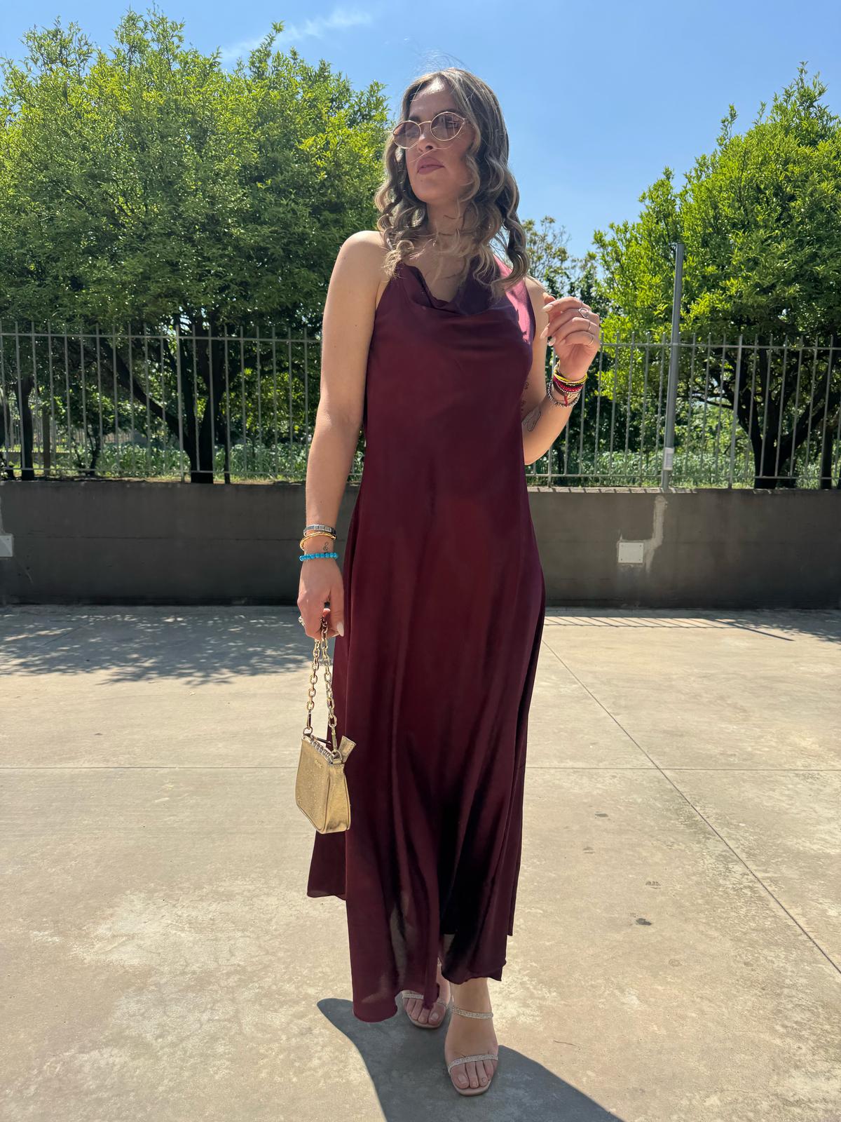 Vestito lungo effetto raso con scollo morobido